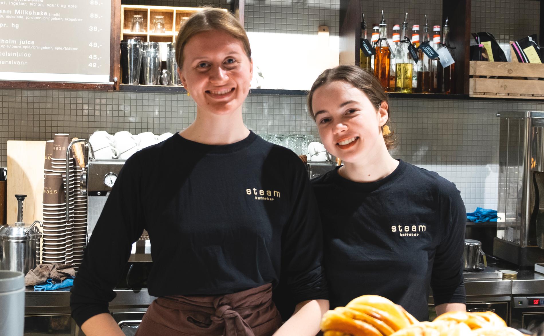 Ella Rørstad og Esther Kvernmo har begge måtte ta en kaffe-eksamen for å kunne servere kaffe på Steam Kaffebar. 