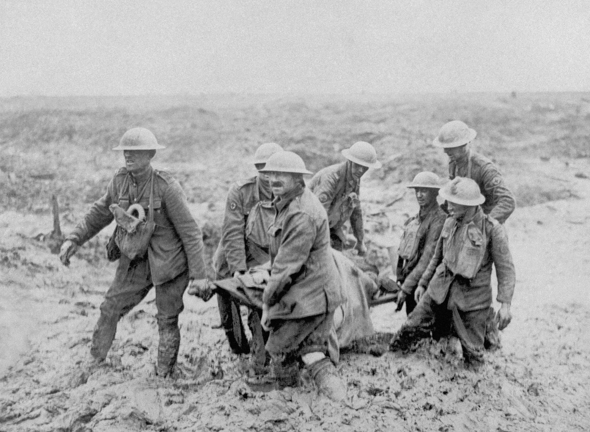  Soldatene levde under umenneskelige forhold i søle og gjørme. På bildet bærer kanadiske soldater en båre nær Boesinghe, Belgia.