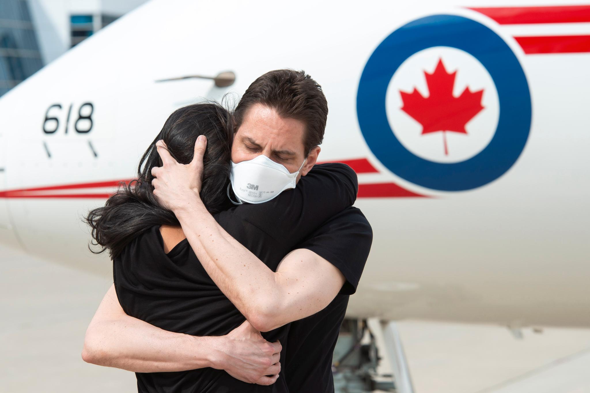 Michael Korvig ble omfavnet av kona, Vina Nadjibulla, da han landet på flyplassen i Toronto.