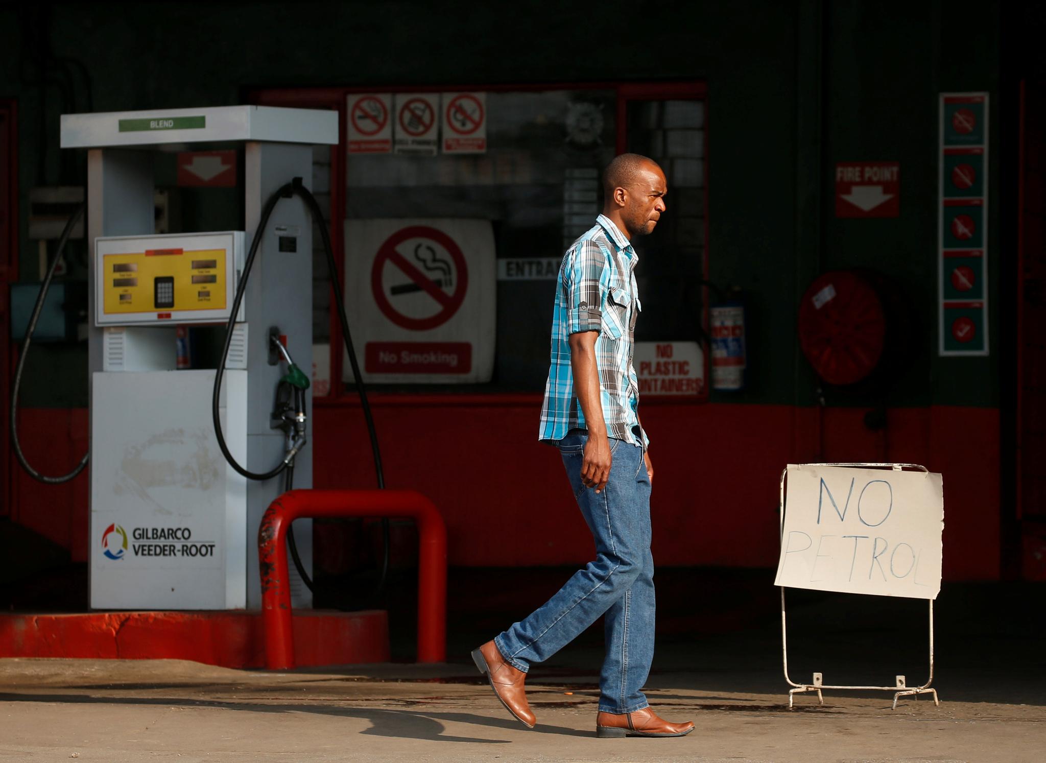 «Ingen bensin», står det på dette skiltet i hovedstaden Harare torsdag. 