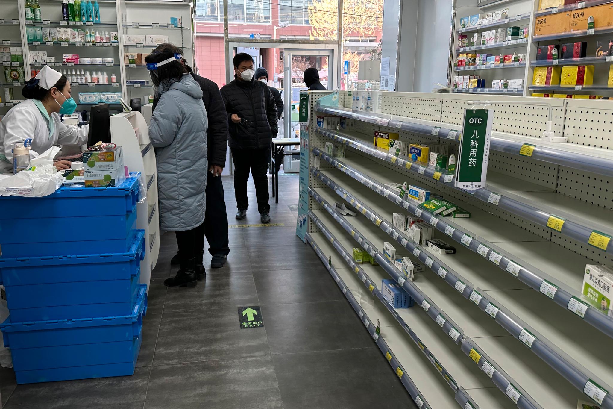 Tagli al controllo delle infezioni, le pesche vengono ora raccolte dagli scaffali dei negozi cinesi