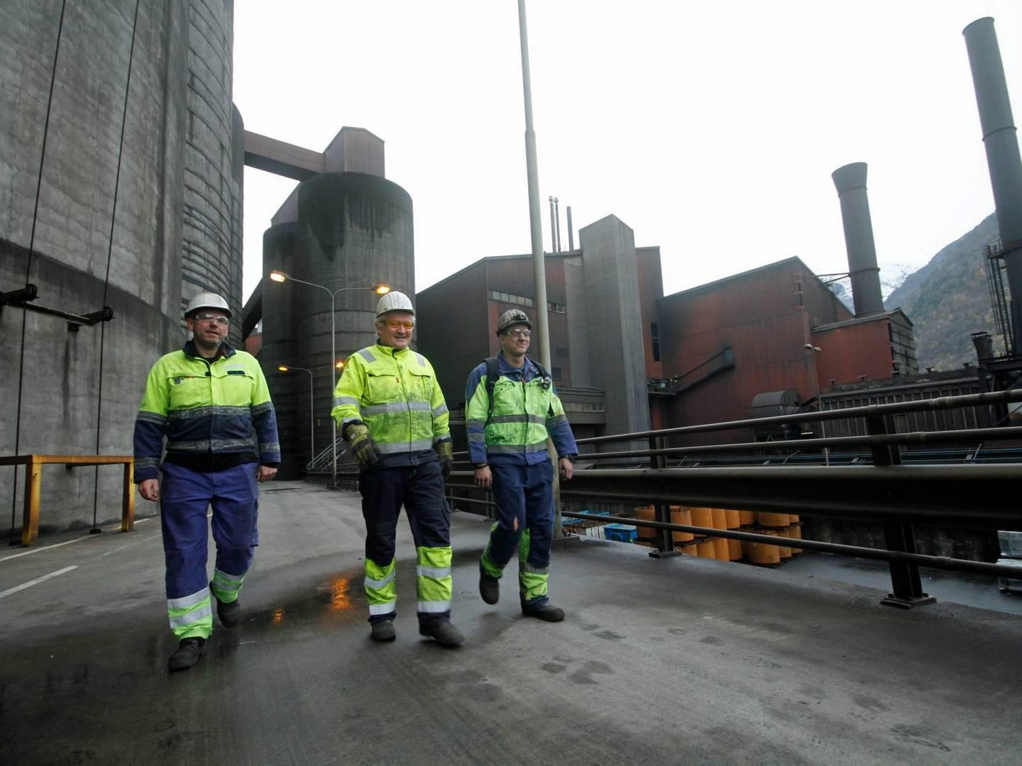 Direktør Harald Grande (i midten) har bygget opp et unikt miljø av folk som vil og kan revolusjonere smelteverksindustrien med enorme utslippsreduksjoner. Har sammen med Knut A. Øyre (t.v.) og Aleksander Kopperdal.