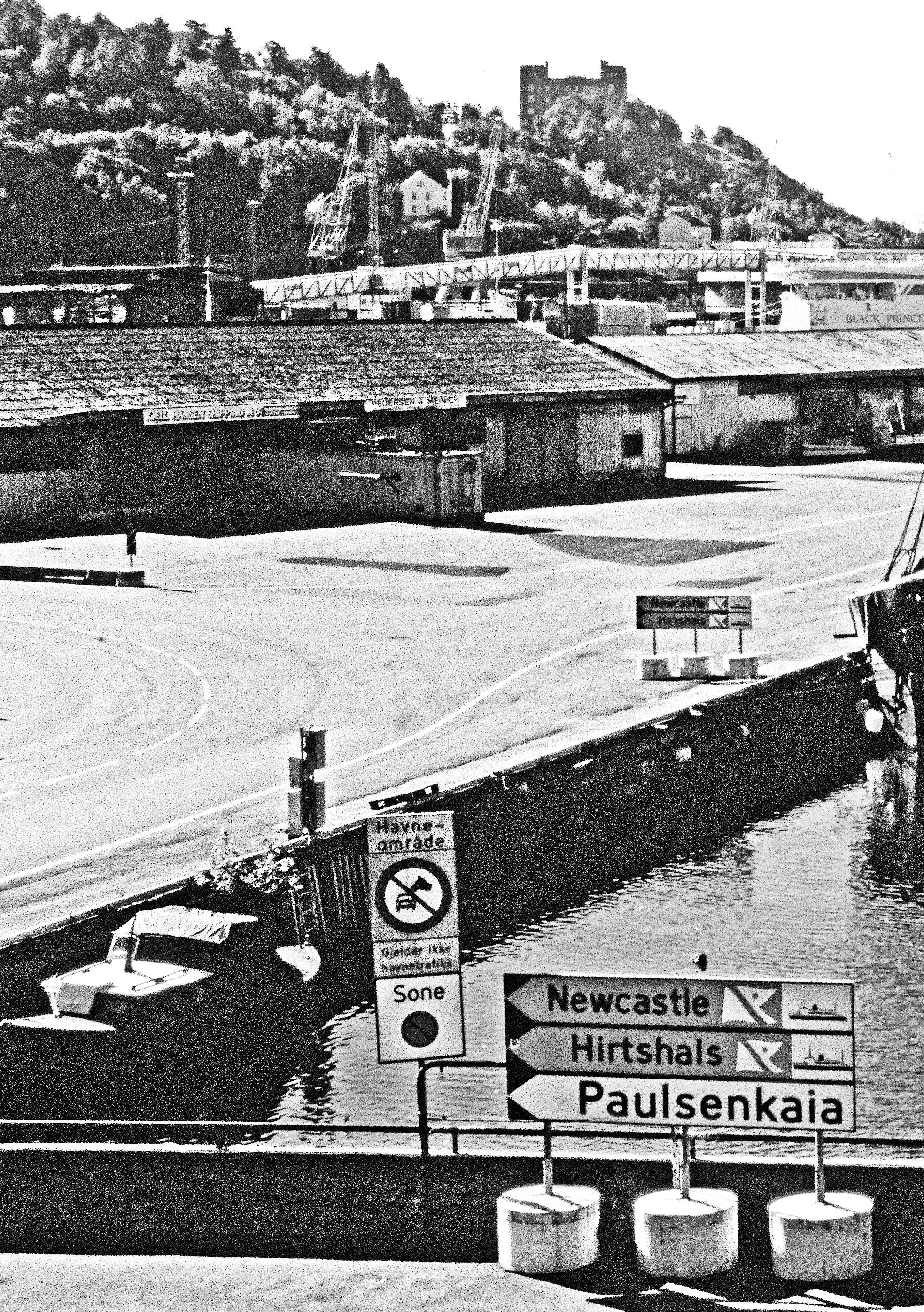 Paulsenkaia-skilt. I 1990 sto det fortsatt et skilt nede ved Akerselvas utløp som henviste deg til Newcastle, Hirtshals og Paulsenkaia. 