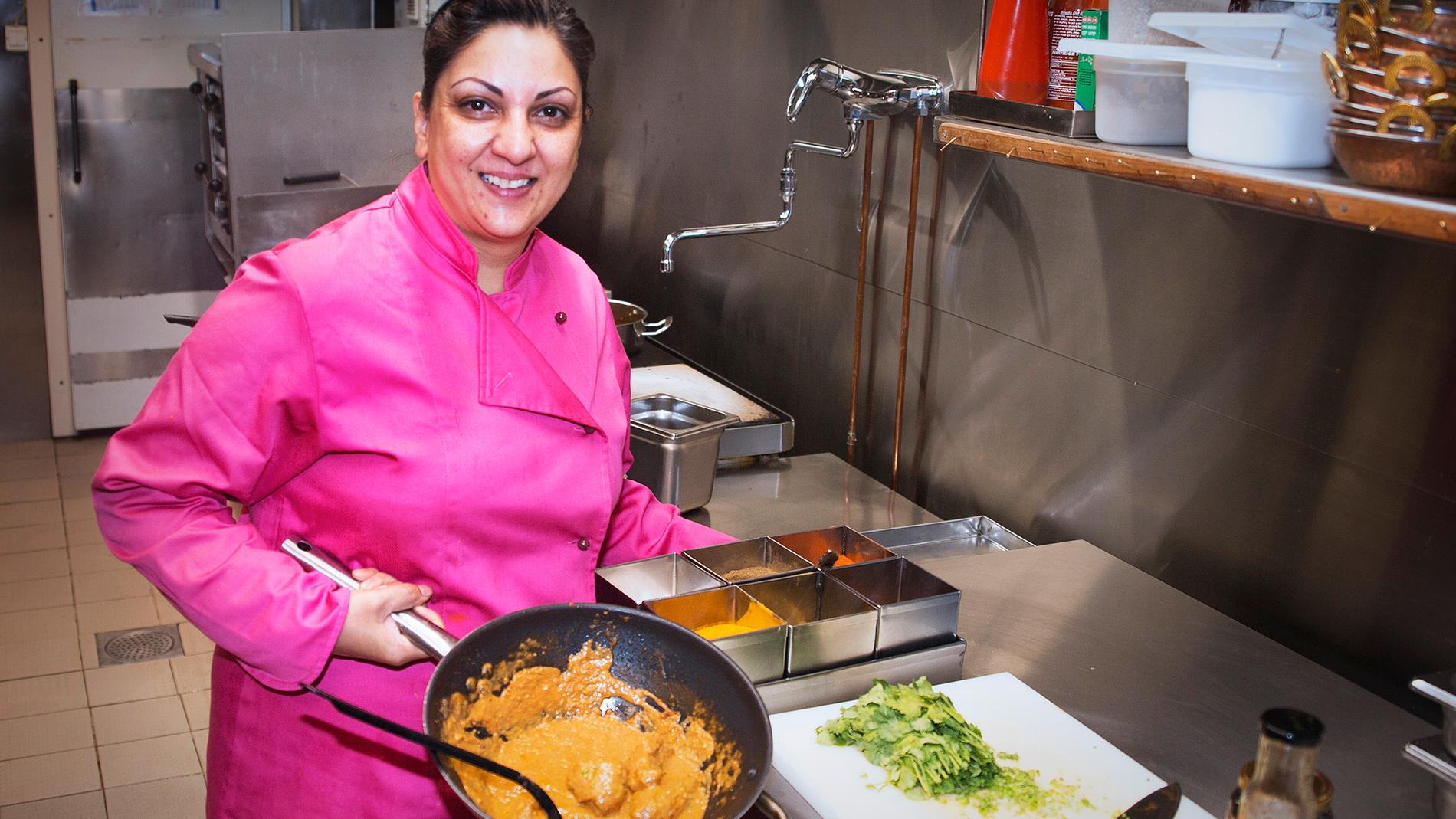 Sarita Sehjpal tilbereder Murg Curry på restaurantkjøkkenet. Mange flere er i vente. Alle foto: Håkon Netskar.