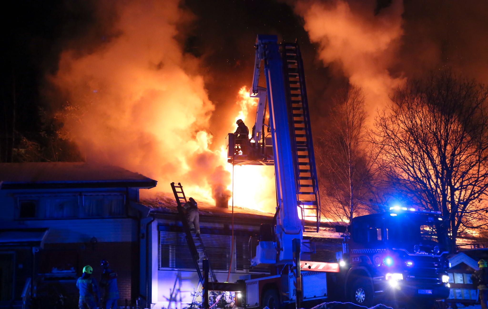 Det brenner i et industribygg natt til lørdag. Nabohus er evakuert. Foto: Nyhetstips / NTB scanpix