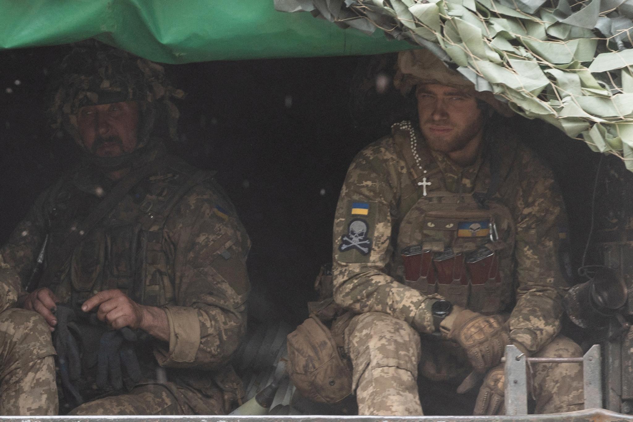 Bildet viser ukrainske soldater som i helgen ble fraktet til frontlinjen ved Izium. 