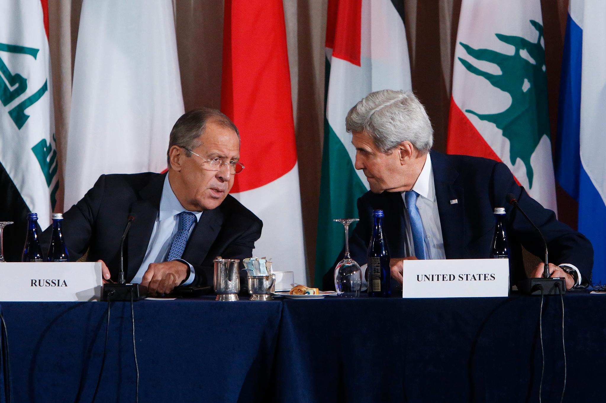 Russlands utenriksminister Sergej Lavrov i samtale med USAs utenriksminister John Kerry under møtet i New York natt til fredag i International Syria Support Group.