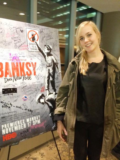 Nina ved plakaten til Banksy-dokumentaren. Nina ved plakaten til Banksy-dokumentaren.