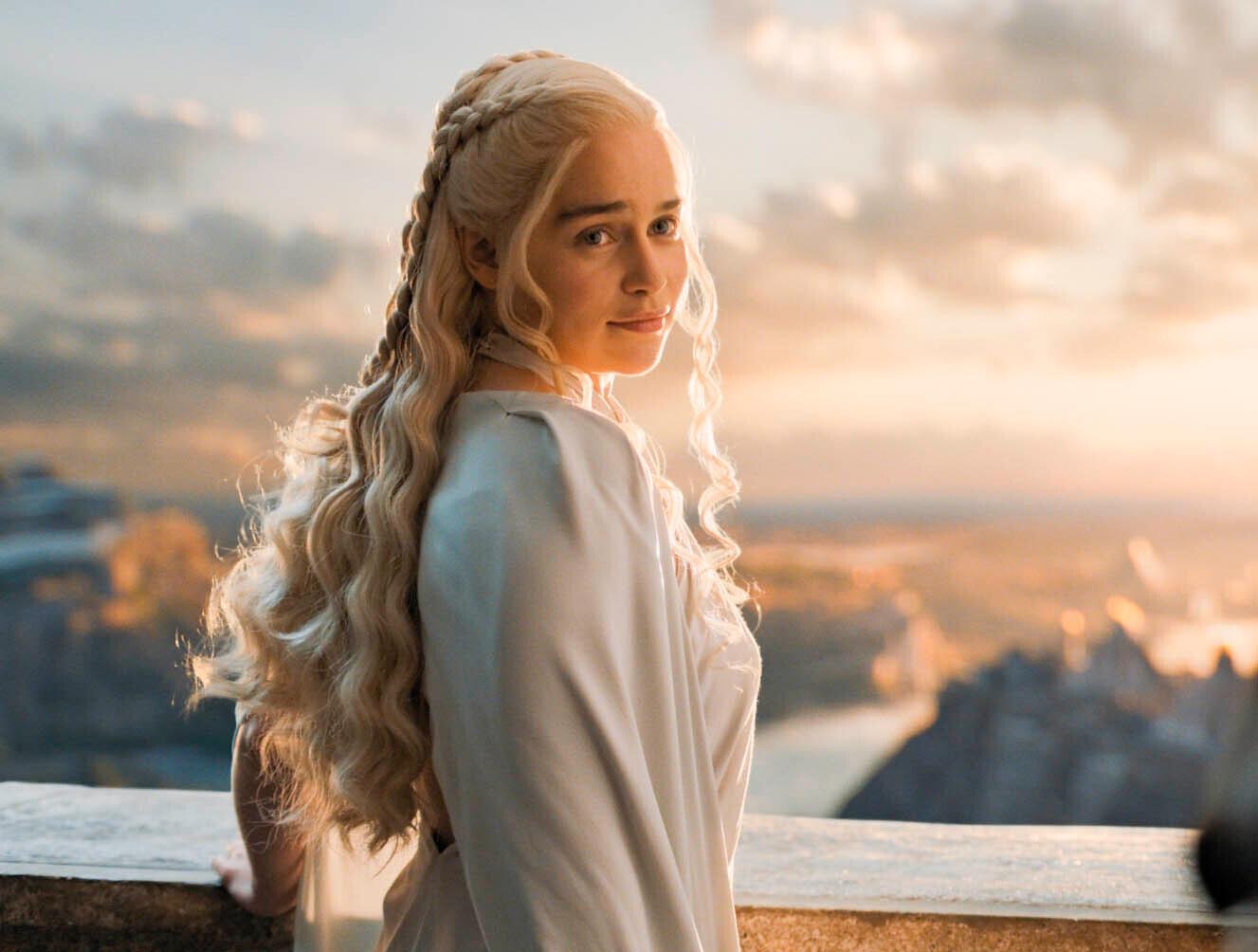 Mange giftet seg i Westeros-stil, altså inspirert av «Game of Thrones»-universet, og flere oppkalte barna sine etter Emilia Clarkes dragedronning-karakter Daenerys Targaryen. Nå skal HBO spore opp iallfall noen av de førstnevnte. 
