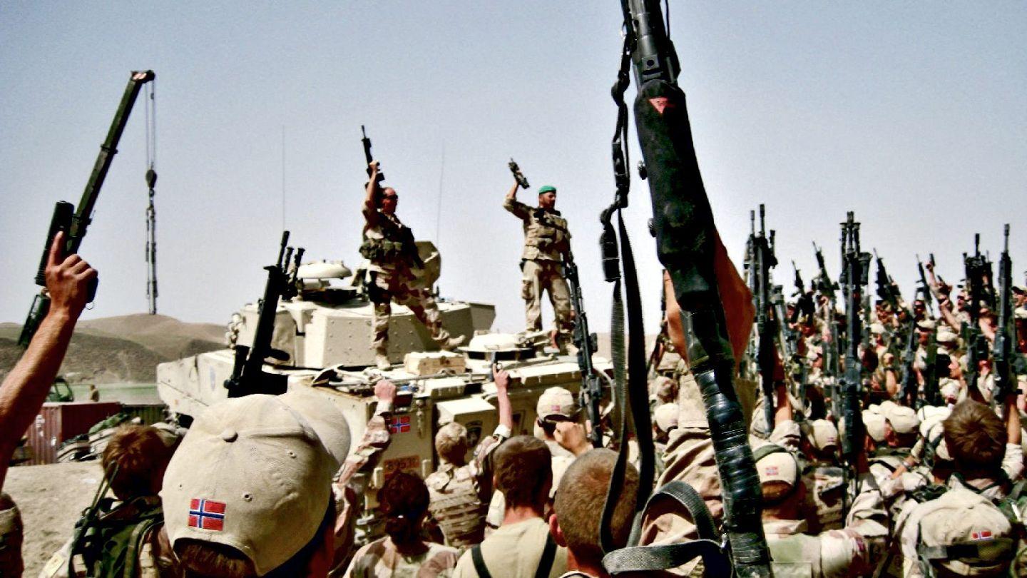 «Til Valhall», roper daværende kompanisjef i Telemark bataljon, Rune Wenneberg (til høyre på stridsvognen). Bildet er tatt rett før norske soldater i Afghanistan drar ut på en operasjon i 2008 der Taliban skulle drives ut av det krigsherjede Ghowrmach-området nord i landet.