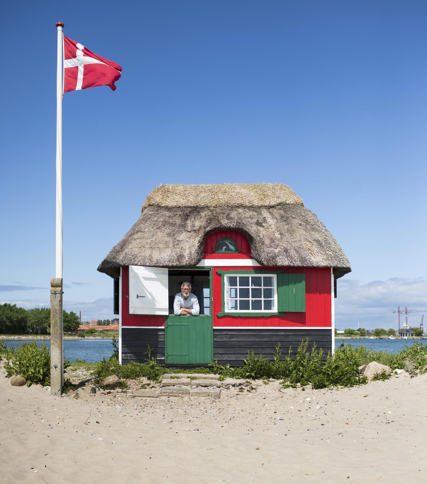 FLAGG: Er Dannebrog heist, er det folk i huset. Kristian Kristensen er en vennlig eier som lar turistene få en kikk på innsiden også.