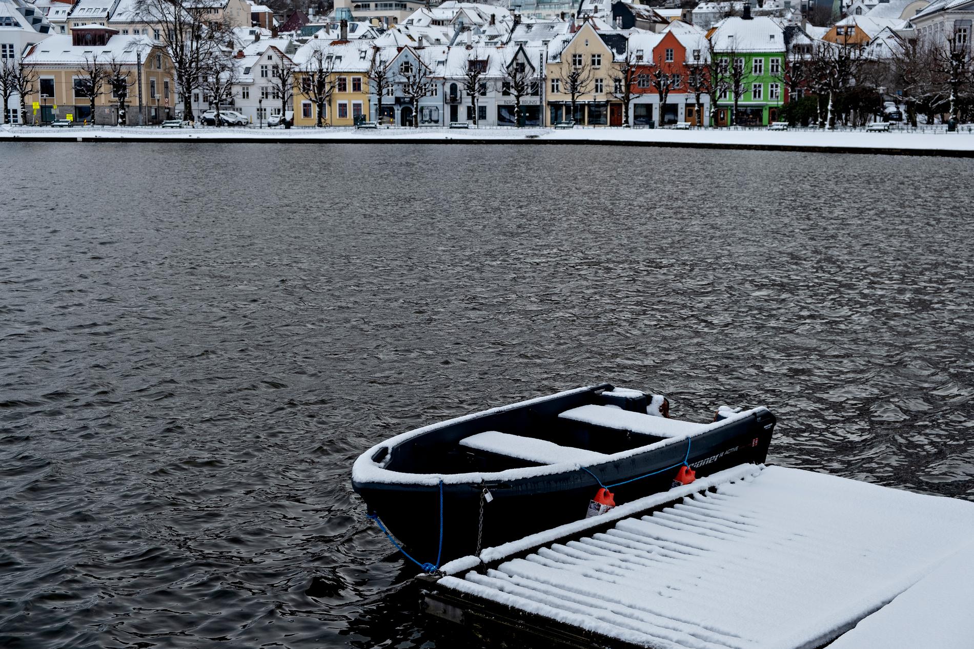 Natt til mandag har det lagt seg et lag med snø i Bergen. 