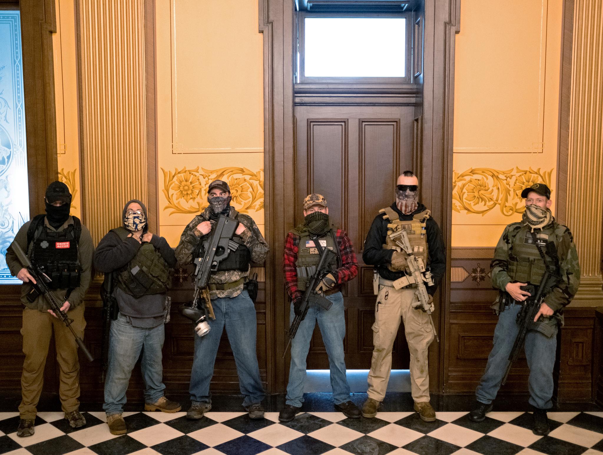 Militsmedlemmer tar seg inn i delstatskongressen i Michigan, i protest mot smittevernstiltak.
