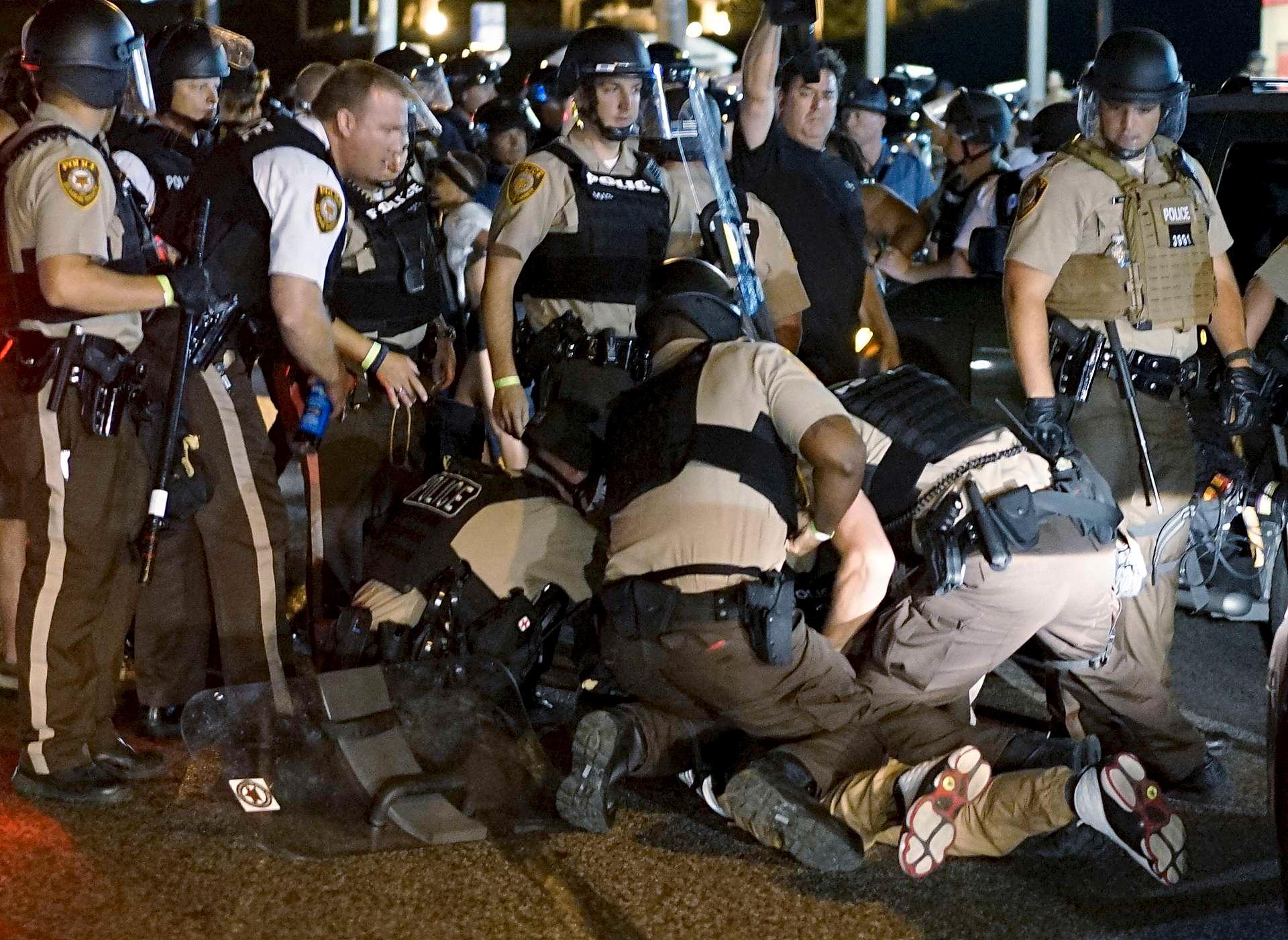 Politiet slo knallhardt ned på demonstrantene i Ferguson. Det førte til en debatt om militarisering av politiet i USA, og hvordan de møter sivilbefolkningen.