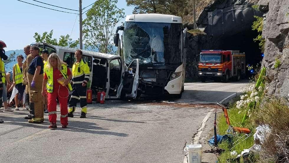  18 personer er skadet etter at en buss og en minibuss kolliderte på fylkesvei 60 ved Staveneset i Stryn i Sogn og Fjordane søndag 