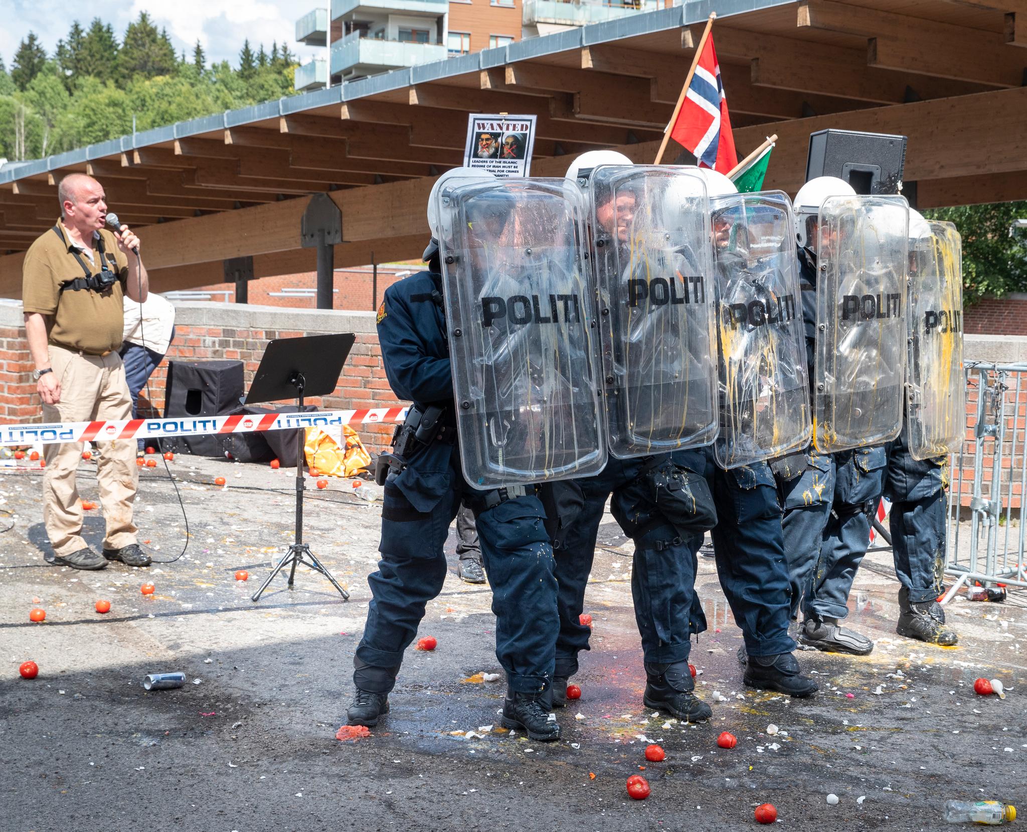20. juni: Politiet måtte stille seg fora leder Lars Thorsen i Stopp islamiseringen i Norge (SIAN) da han talte på Mortensrud.