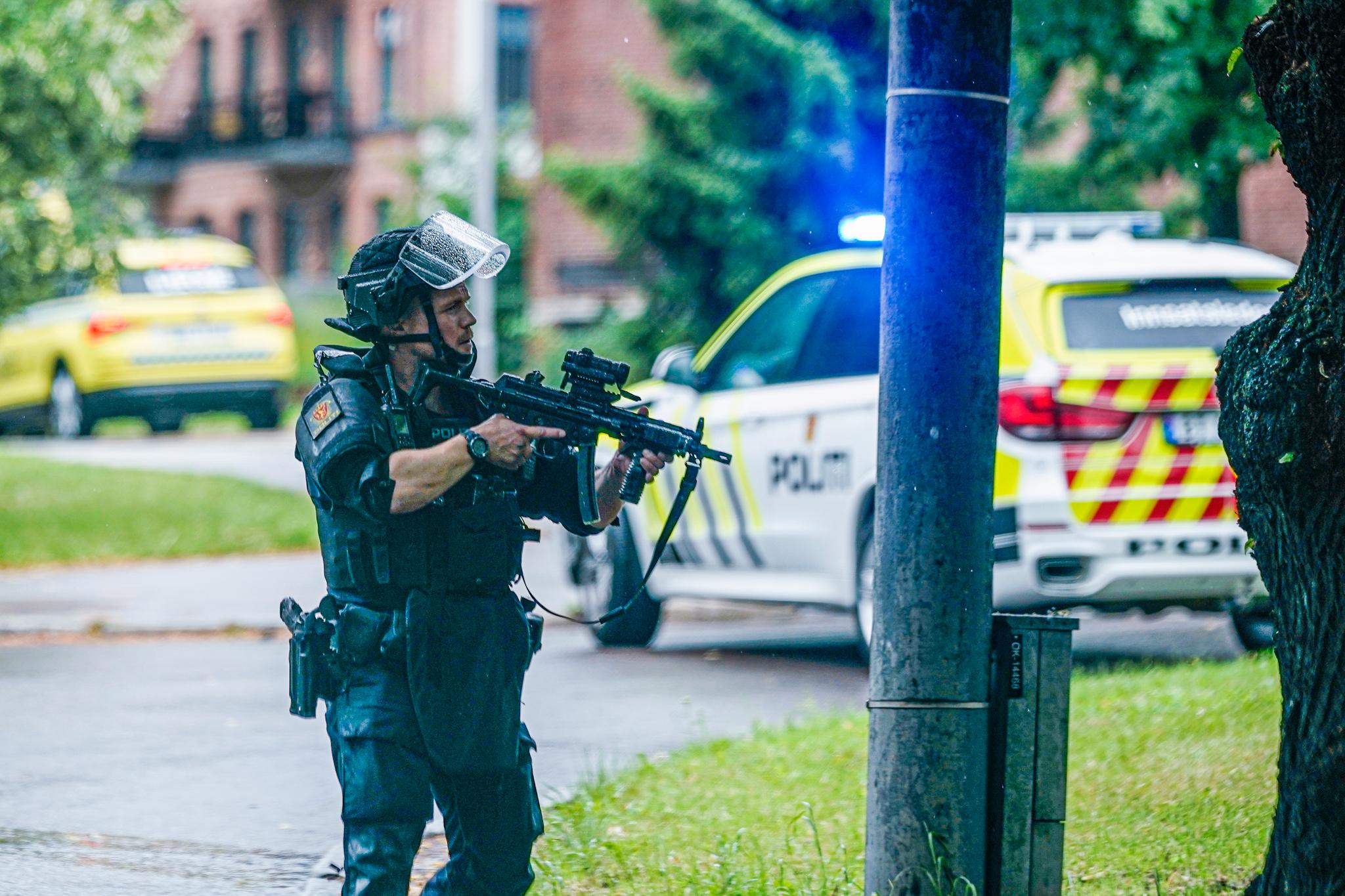 Bevæpnet politi leter etter to eller tre gjerningspersoner ved Christian Michelsens gate, vel 600 meter nordvest for Carl Berners plass i Oslo.