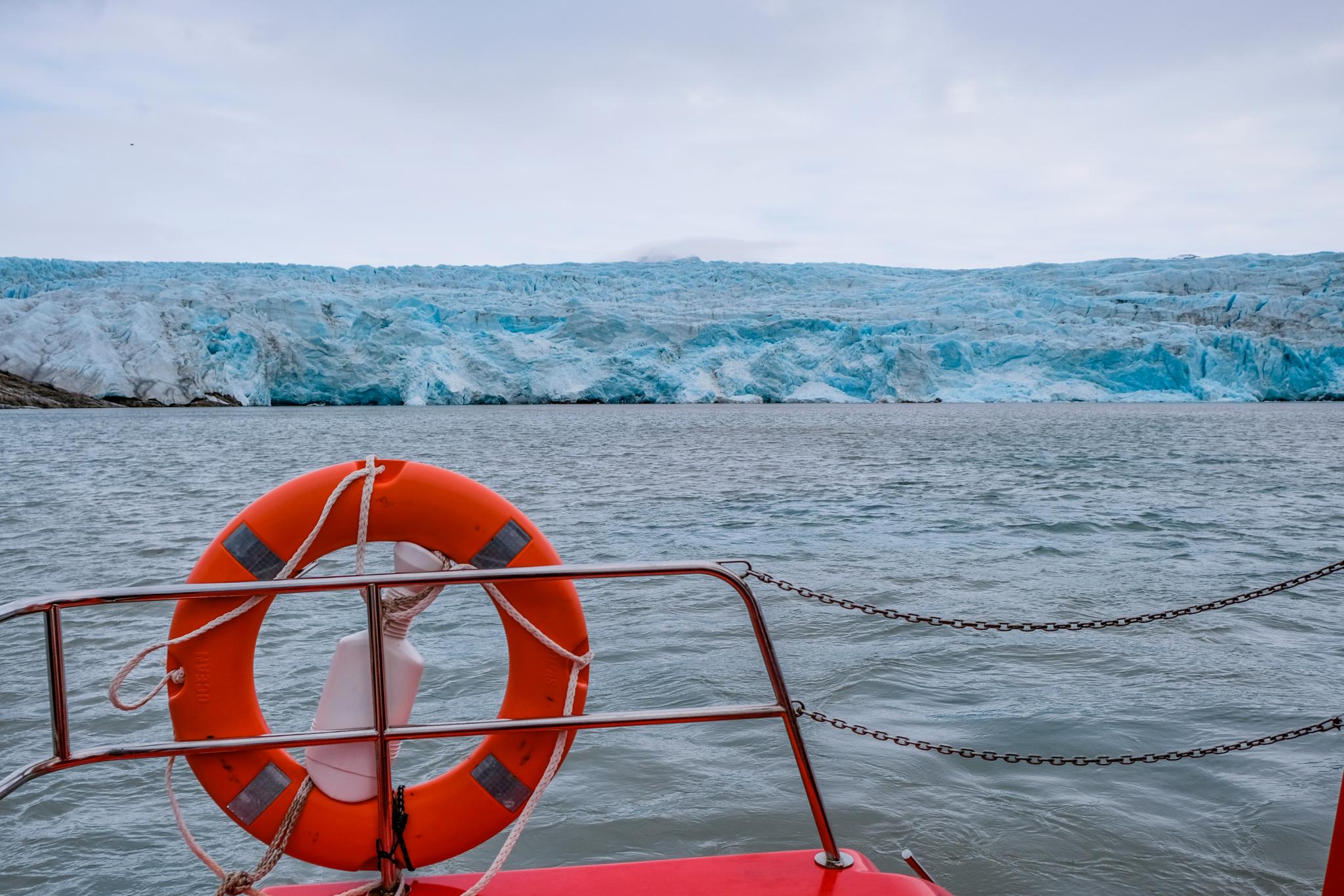 Det gir et misvisende inntrykk å si at «ingen eier Arktis», slik Aftenposten skriver. Det aller meste av Arktis er nasjonale landområder eller havområder hvor kyststatene har eksklusive rettigheter til ressurser, skriver innleggsforfatterne. Bildet er tatt utenfor Svalbard i 2021.