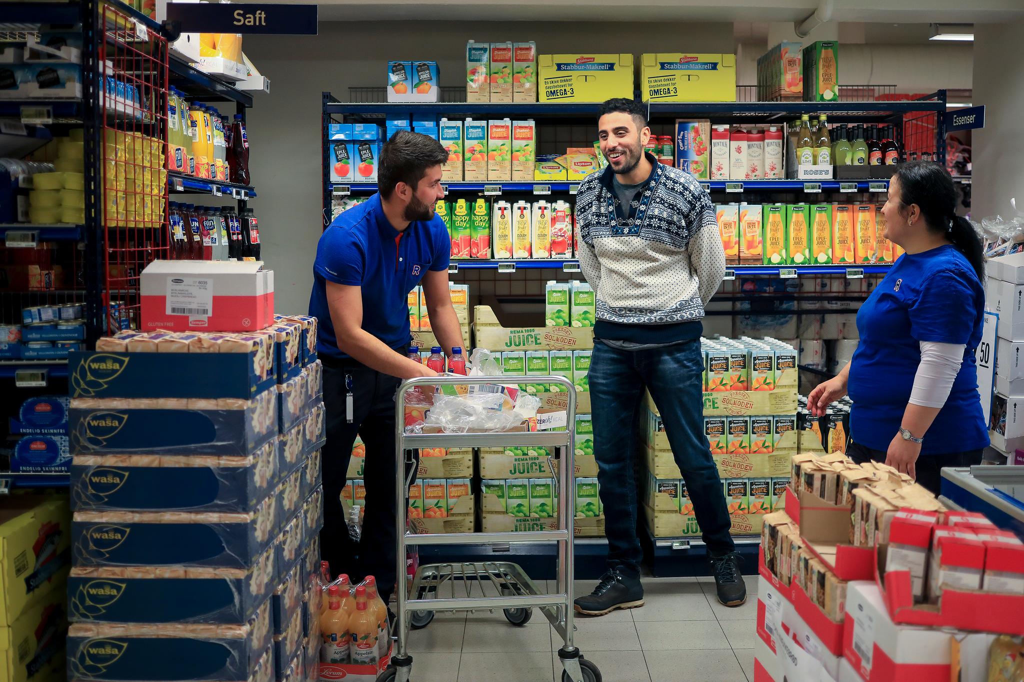 – Prisen til David er bra for oss og bra for butikken. Den betyr at vi kan gjøre en forskjell, sier Amir Rezai (til venstre), som startet som deltidsansatt for fire år siden. Nå er han assisterende butikksjef.