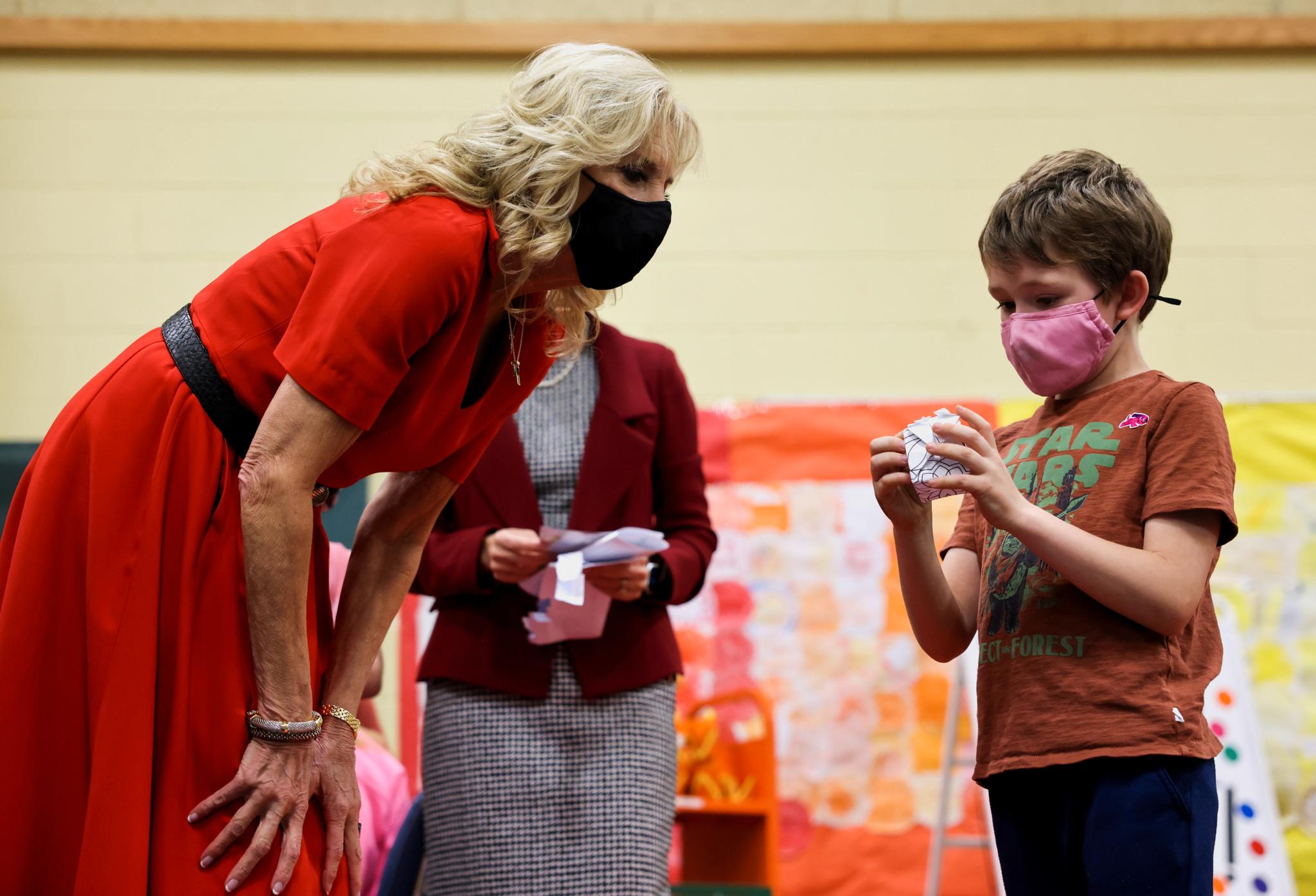 Jill Biden besøkte mandag Franklin Sherman grunnskole i McLean i Virginia. Der vaksineres nå skolebarn. Her får førstedamen en gave av elev Dennis Larson (9).