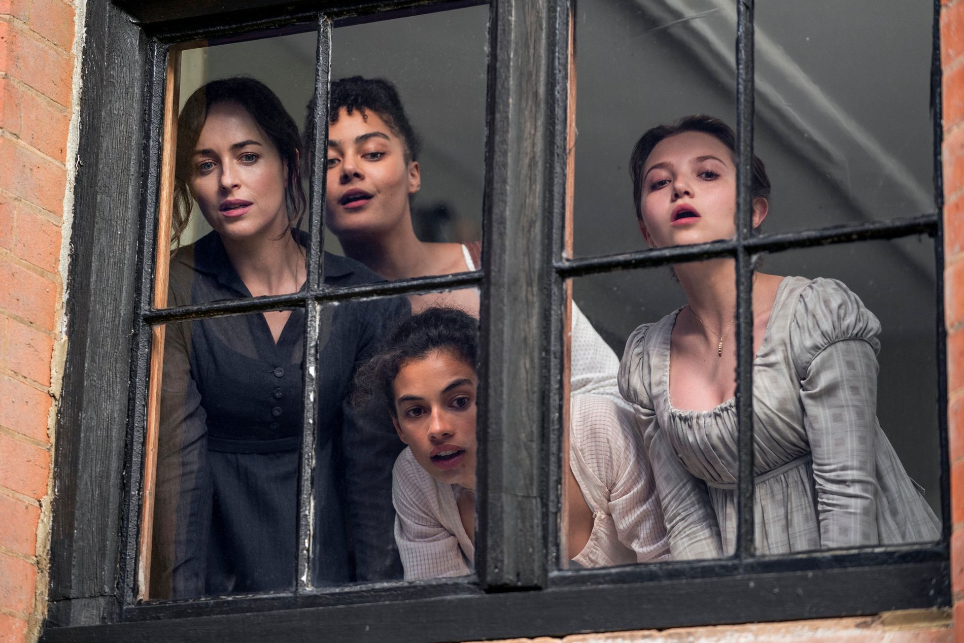 «Persuasion» er siste film ut i rekken av Jane Austen-filmatiseringer. I hovedrollen ser vi Dakota Johnson (til venstre). 