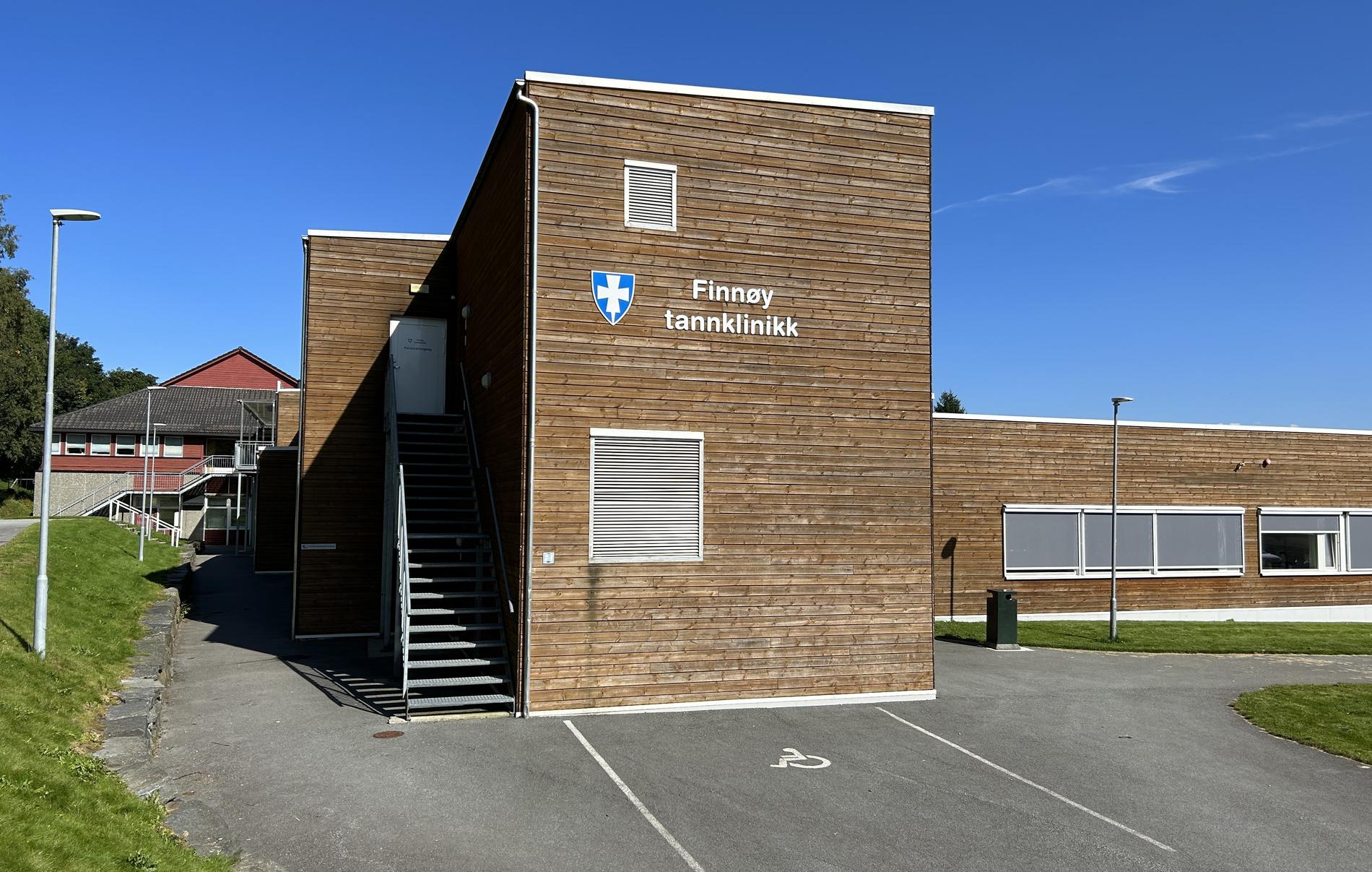 Finnøy tannklinikk har plass til nye pasientar og ligg rett sør for Finnøy skule.