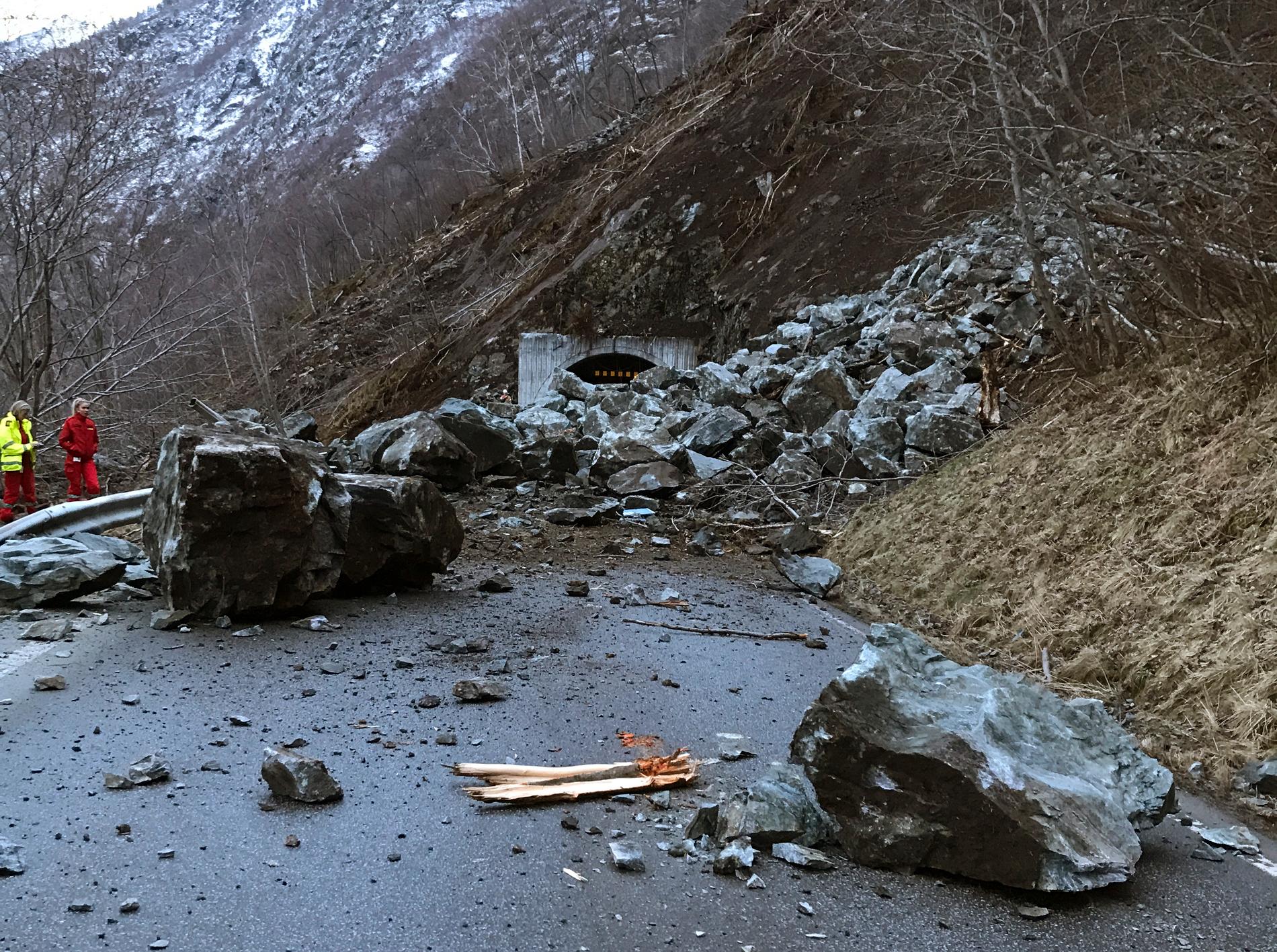 HØYT: Bildene fra politiet viser at raset har kommet ned fjellsiden ved Finnsåstunnelen på fylkesvei 53.