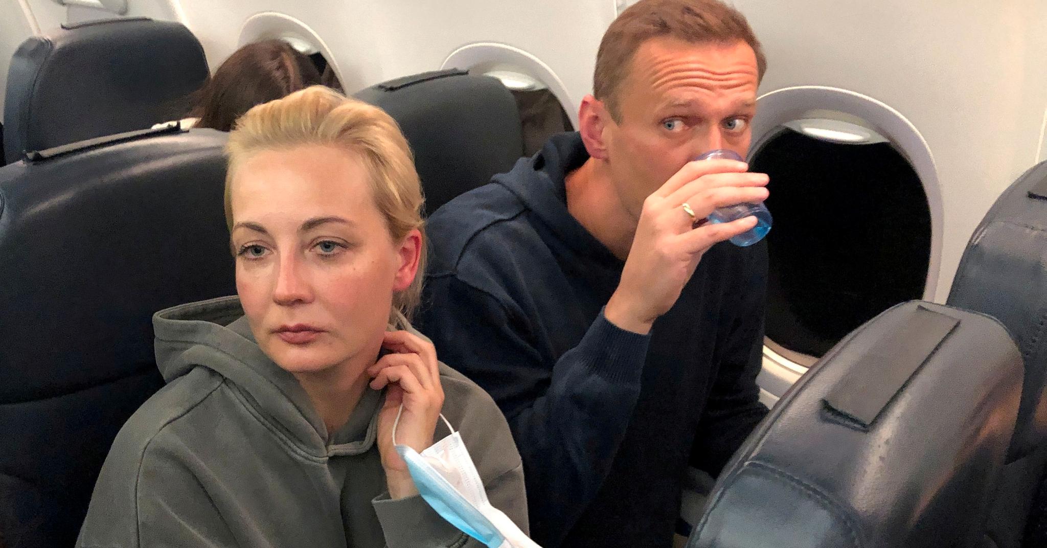 Navalnyj og kona Julia på flyet fra Berlin til Moskva, 17. januar, 2021. 