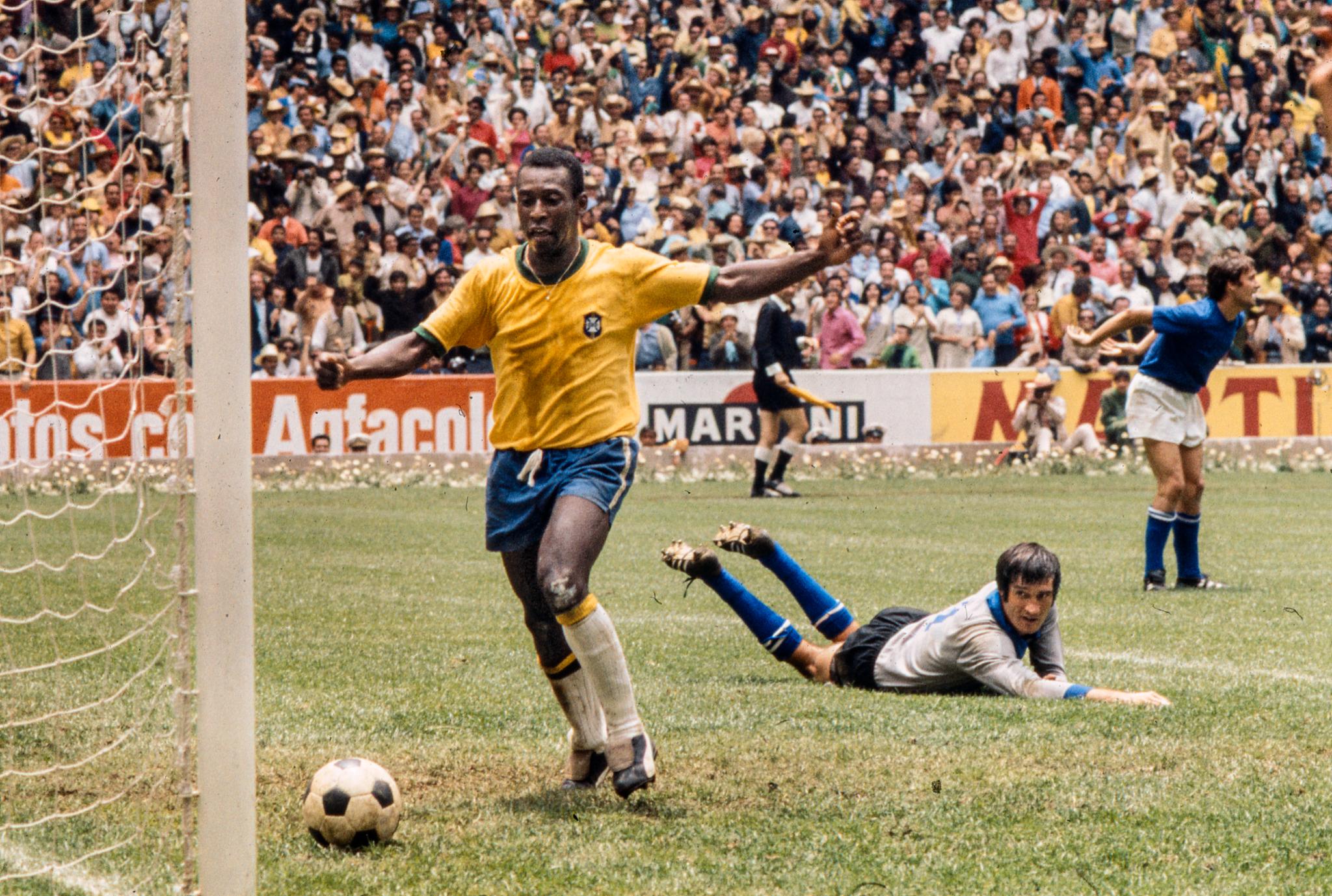 1–0: Pelé gjorde Brasils første mål på Italia-keeper Enrico Albertosi.