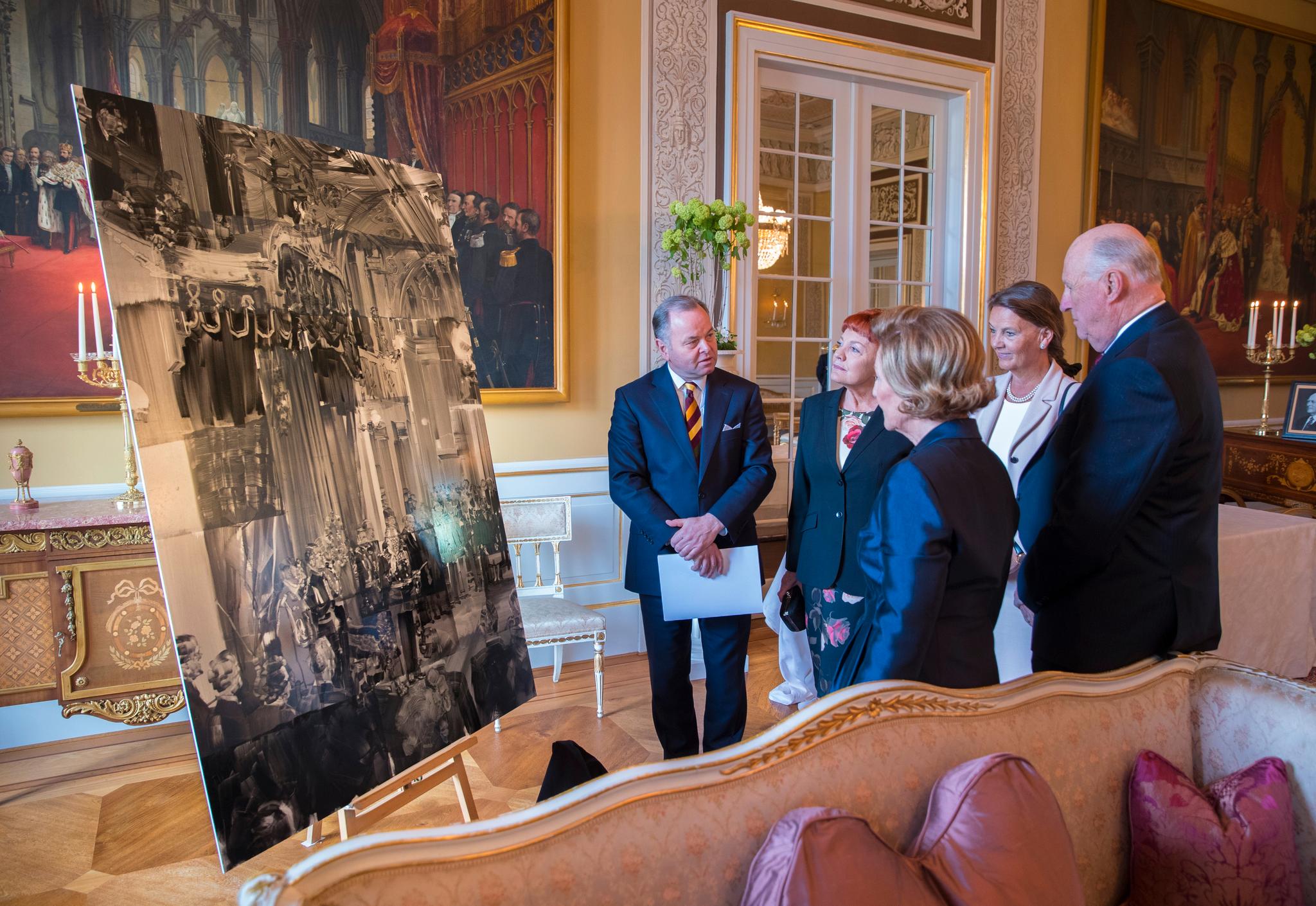 Kongeparet har fått en rekke gaver fra offentlige etater i Norge, deriblant dette bildet som viser kong Olavs edsavleggelse.