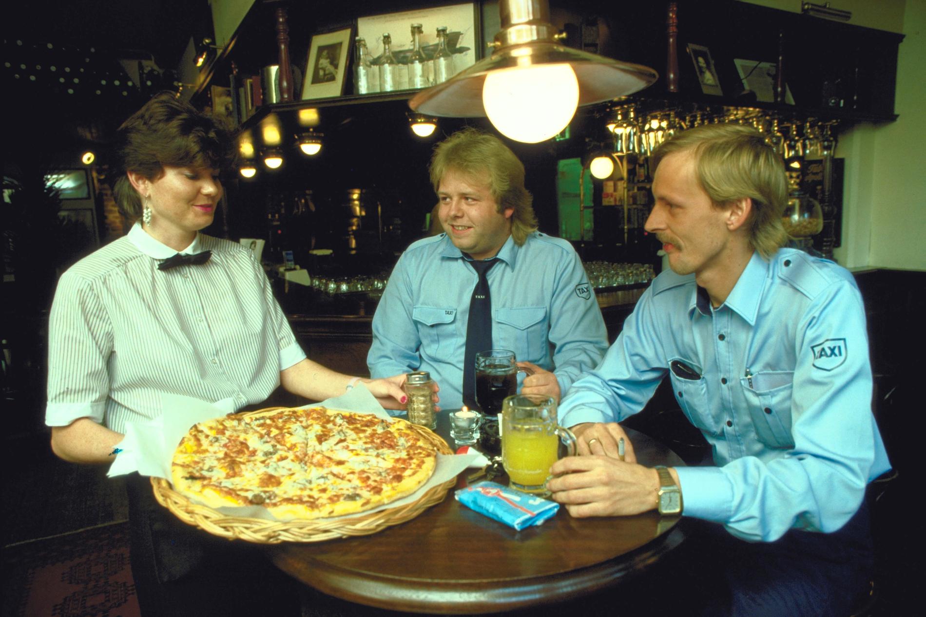 Sonja Vagle ved Dolly Dimple’s bringer pizza til drosjesjåførene Kåre Magne Gård og Kent Roald Evensen i Stavanger i 1987.