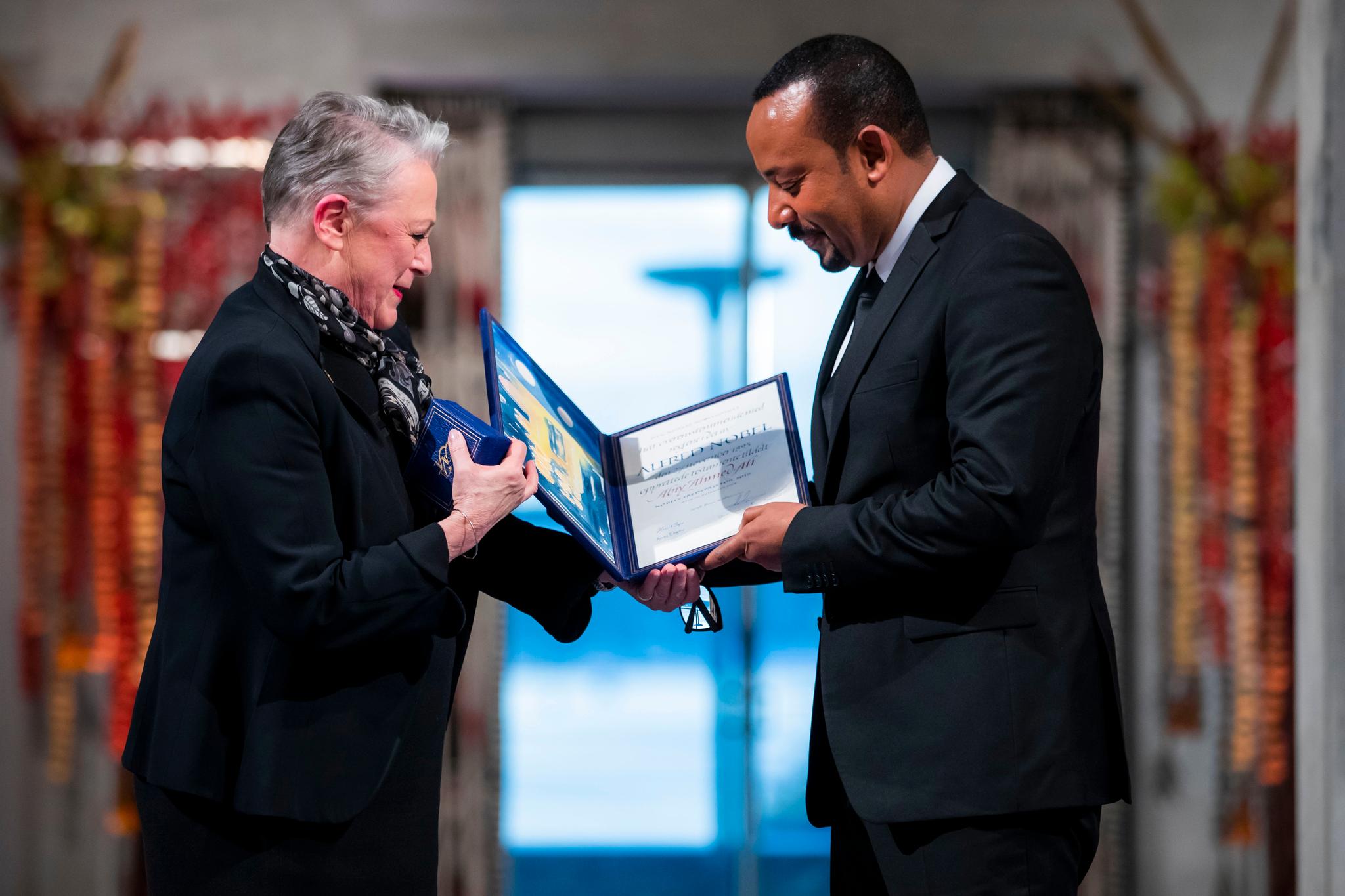 Etiopias statsminister Abiy Ahmed Ali mottok Nobels fredspris fra komitéleder Berit Reiss-Andersen i 2019.