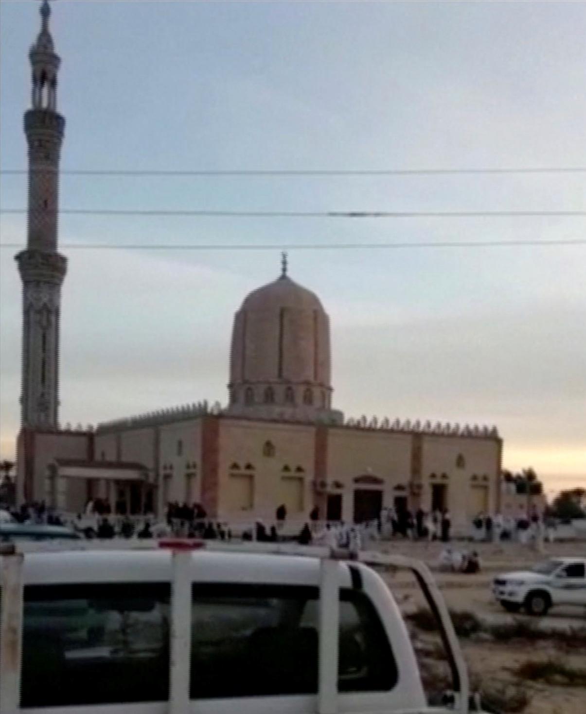 ANGREP UNDER FREDAGSBØNNEN: 235 mennesker ble drept da fem menn angrep moskeen med skytevåpen og bomber, melder statlige medier. 