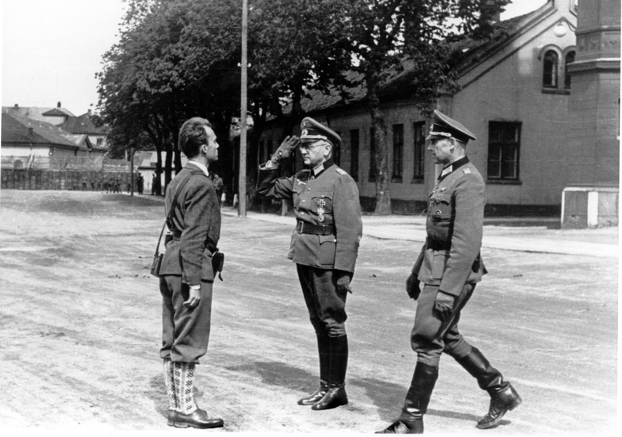 Fenrik Terje Rollem i nikkers til venstre, idet Norge overtar Akershus festning fra Tyskland ved major Nichterlein og hauptmann Hamel, 11. mai 1945. Prisen for vestlig frihet ble delvis betalt for med over 40 års ufrihet i øst, skriver kronikkforfatterne.