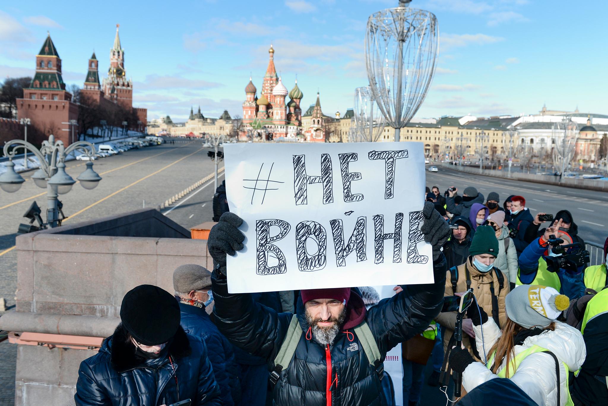  En mann holder opp et skilt med teksten «ingen krig» i Moskva 27. februar.
