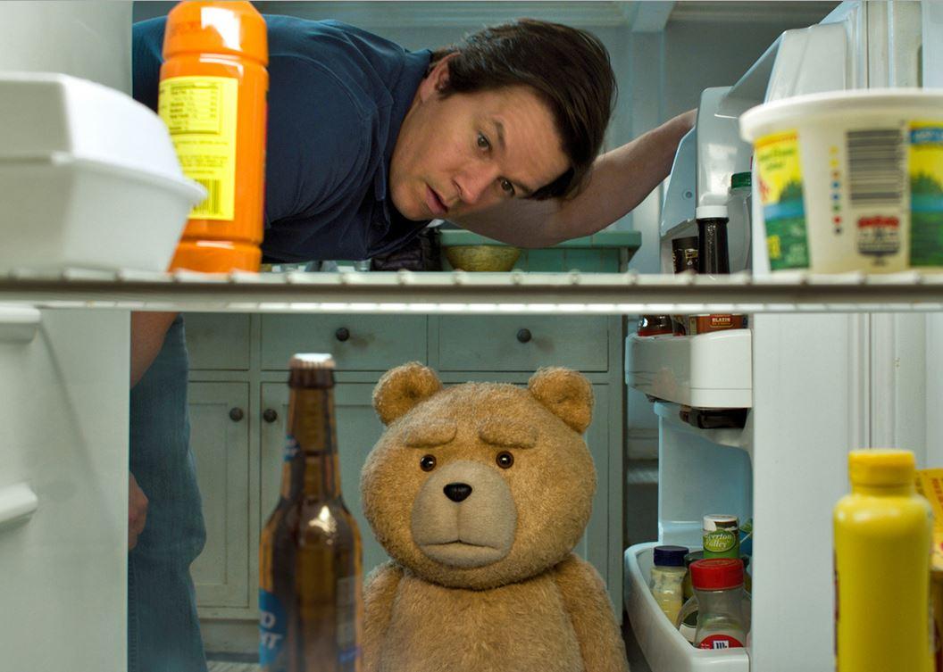 BROMANCE: Ted og John (Mark Wahlberg) er så gode venner at de til og med får unge sammen. På et vis.