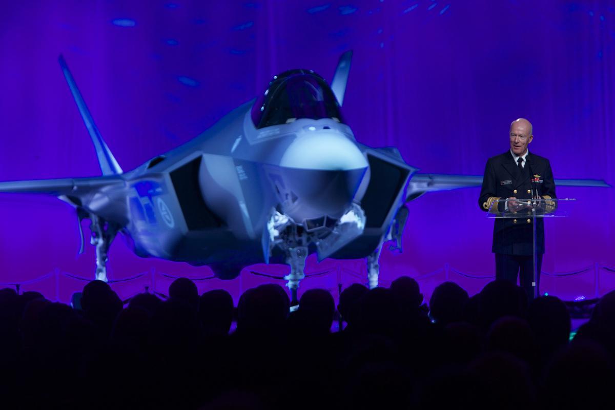 Forsvarssjef Haakon Bruun-Hanssen under presentasjon av det første norske F-35 jagerflyet på Lockheed Martin-fabrikken i Texas.