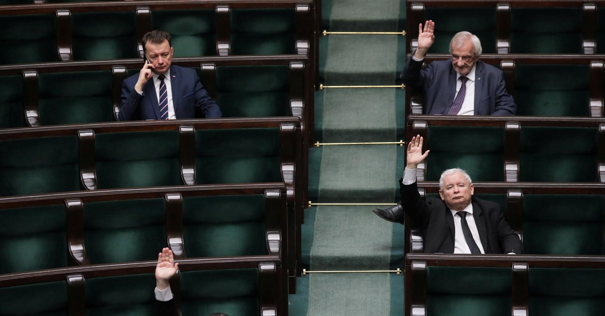 Polens sterke mann Jaroslaw Kaczynski (nederst til høyre) under en avstemning i parlamentet 6. april. 