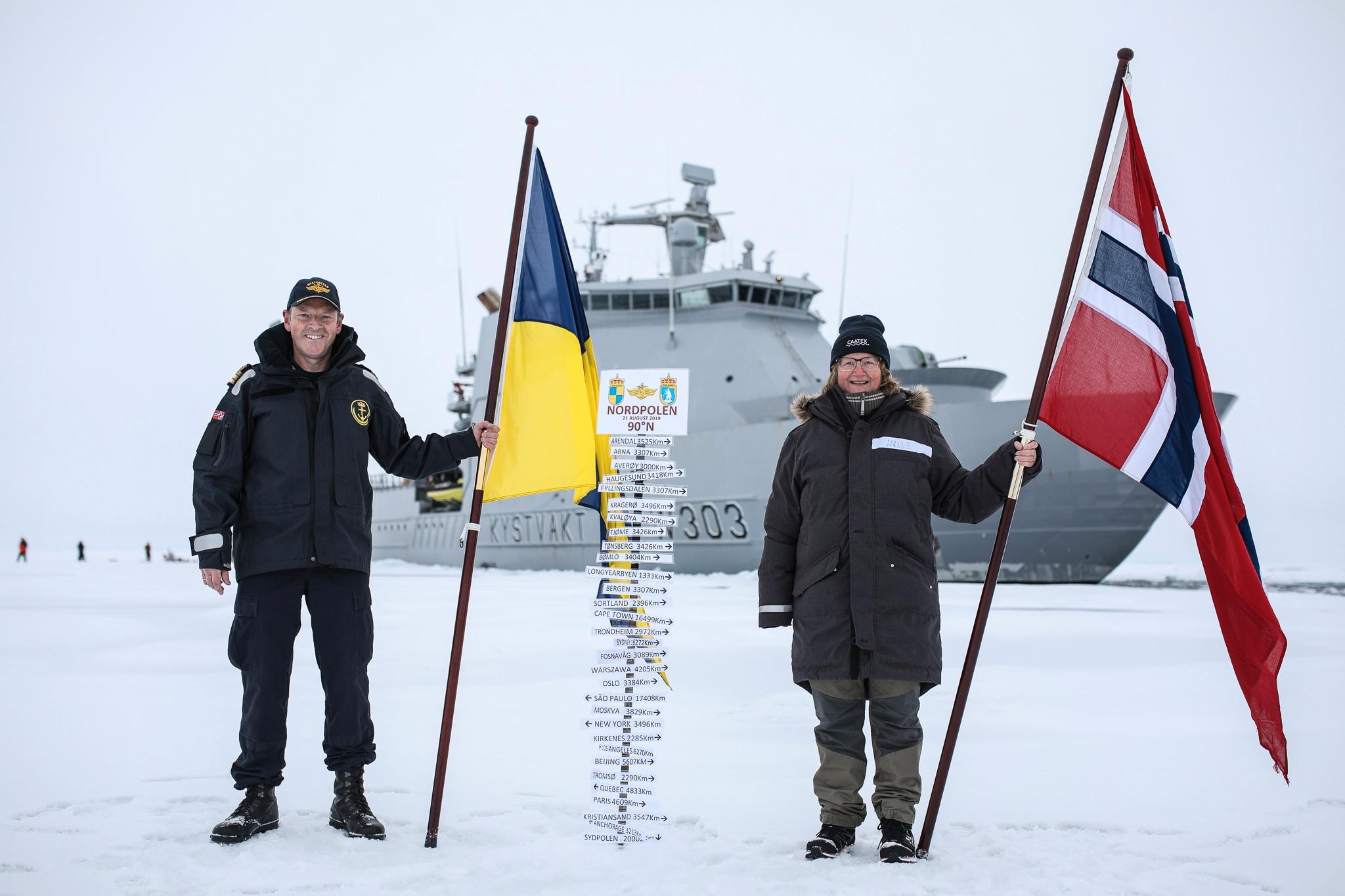 Skipssjef Geir-Magne Leinebø på KV Svalbard og toktleder fra Nansensenteret Hanne Sagen har plantet kystvaktflagget og det norske flagget på Nordpolen onsdag morgen.