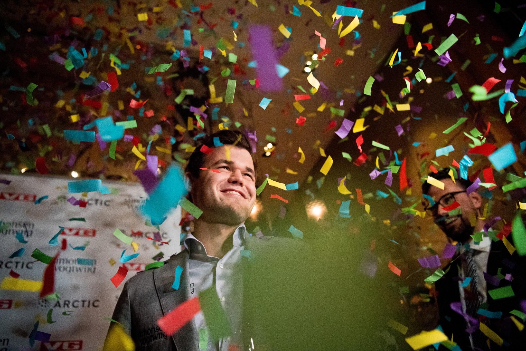 Magnus Carlsen smiler bredt etter at han i fjor høst forsvarte VM-tittelen i langsjakk.
