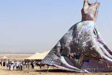 Som symbol på sin fredsbevegelse bruker kvinnene det som skal være verdens største kjole, ett 22 meter høyt kunstverk verk skapt av israelske Adi Yekutiel i 2007.