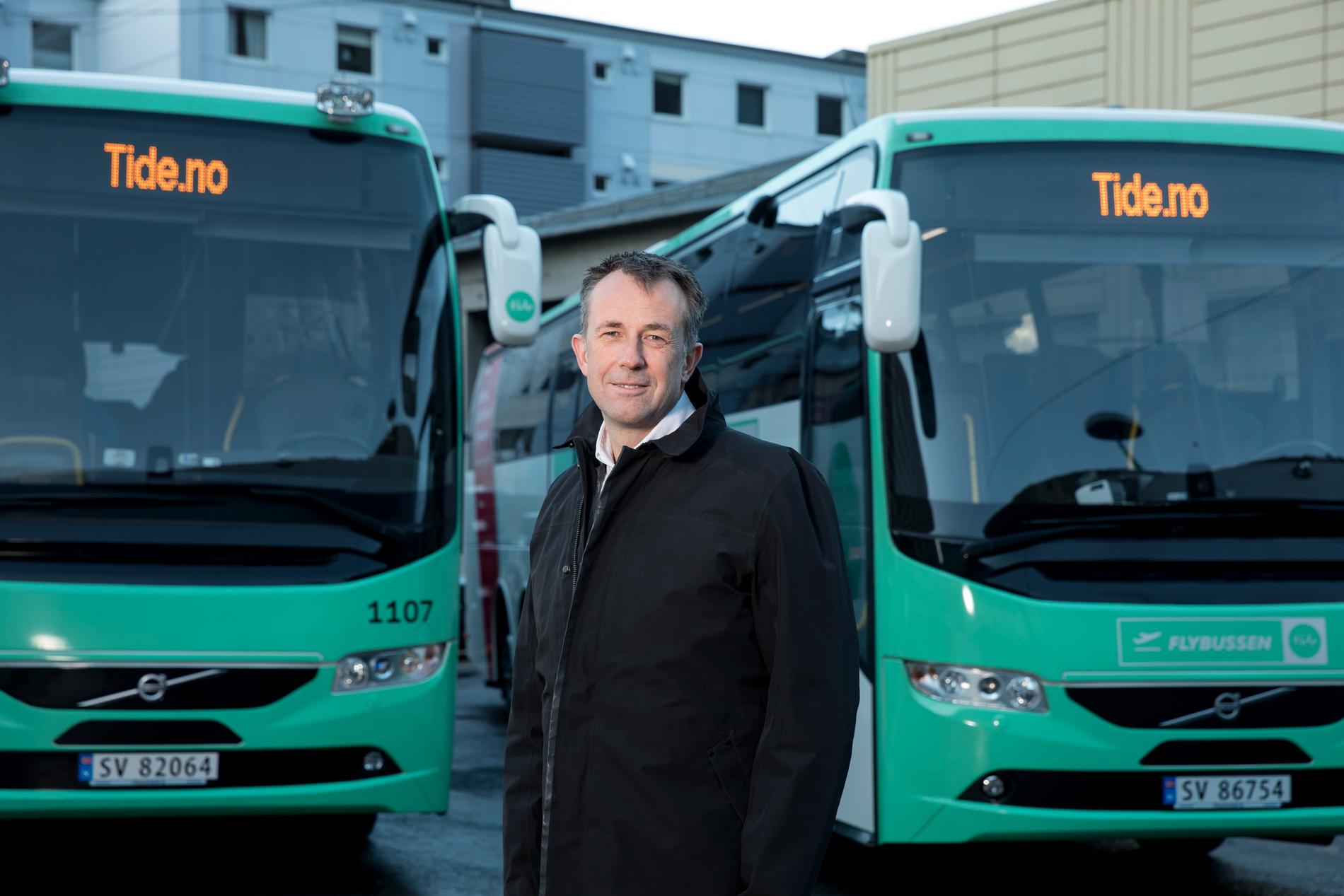  FORNØYD: Konsernsjef Roger Harkestad i Tide Buss etterspør flere unge bussjåfører. 