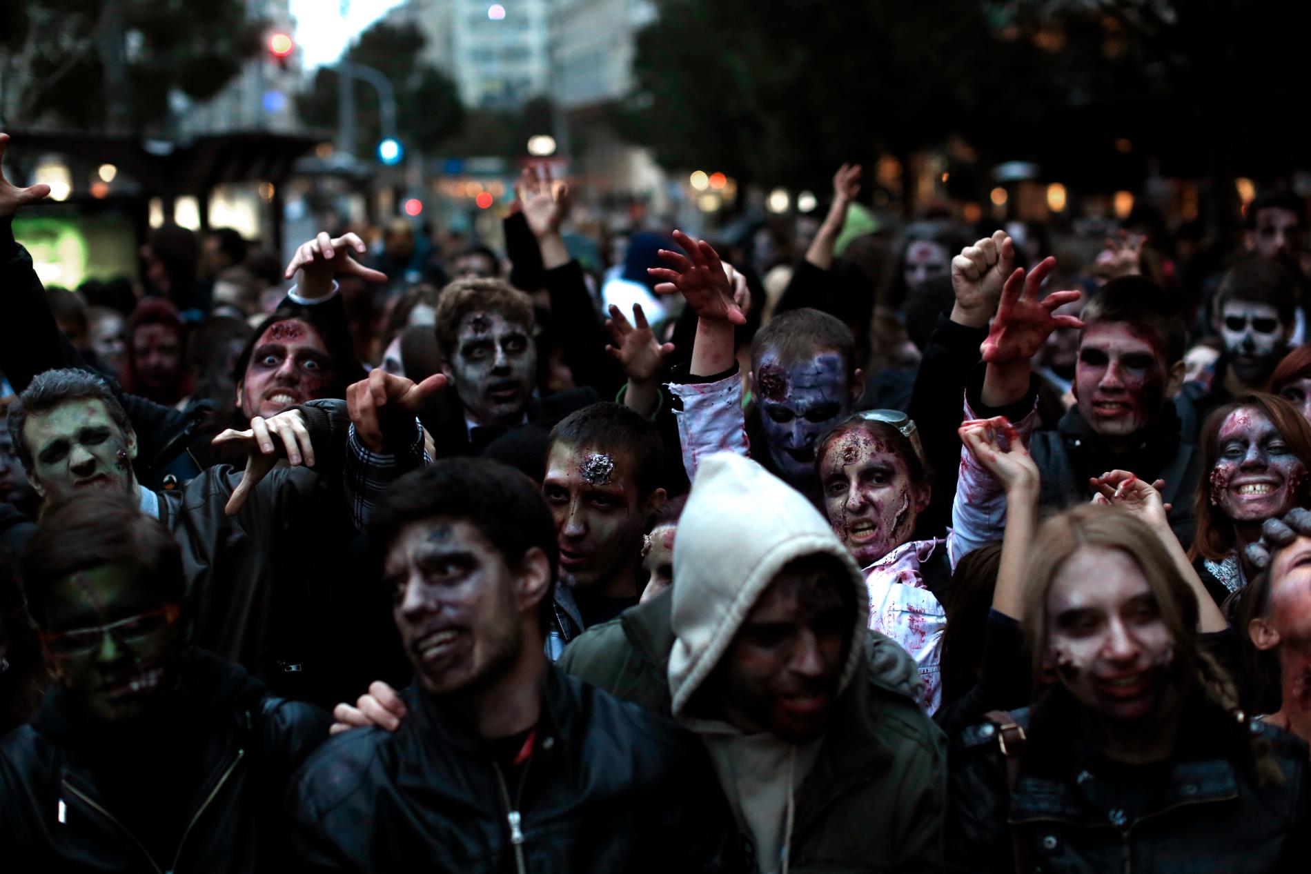 POPULÆRT: Konseptet «Zombie Walk» er blitt populært de siste årene, og til helgen arrangeres bergensmarsjen for tredje gang. Store marsjer er tidligere gjort i blant annet New York, Lima og Beograd (bildet).
