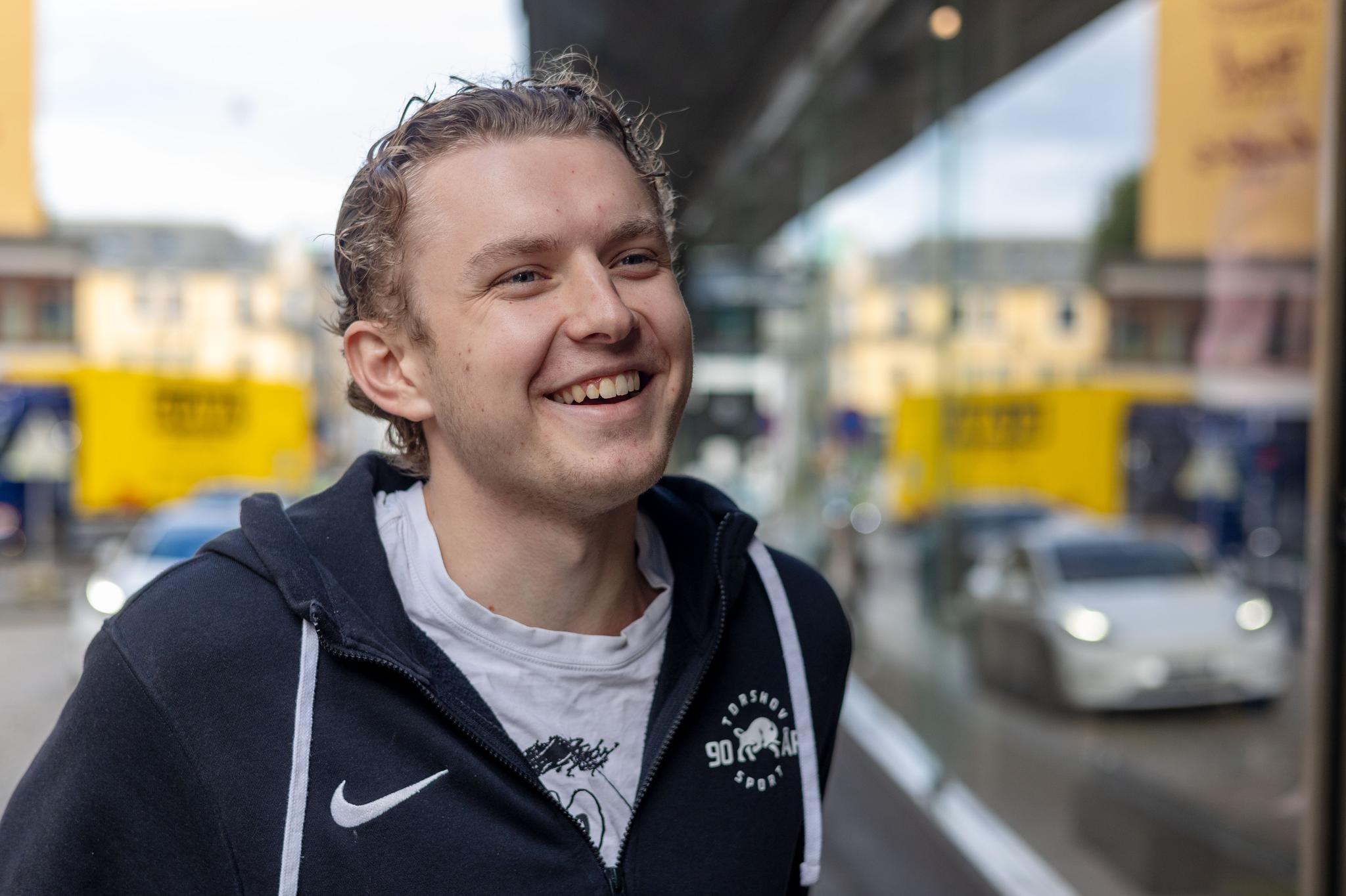 Oliver (20) fikk storfint besøk i butikken: – Vurderte å kødde med dem