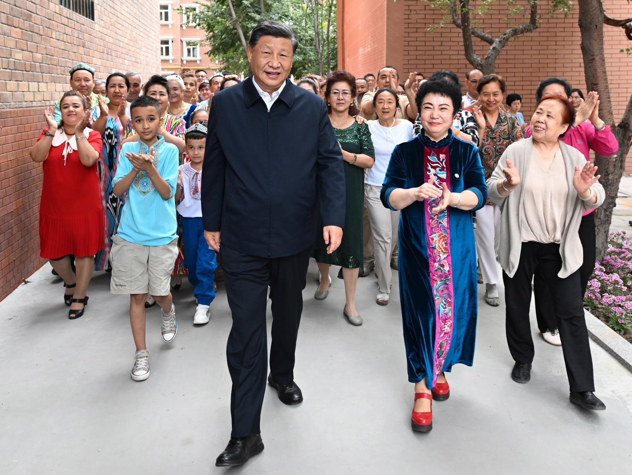 Kinas president, Xi Jinping, var nylig på besøk i den autonome uiguriske regionen Xinjiang nordvest i Kina, der tusenvis av uigurer har havnet i strengt bevoktede arbeidsleirer. Uigurer og andre kinesiske statsborgere som kjemper for rettighetene til den muslimske minoriteten, risikerer å bli pågrepet og utlevert til Kina hvis de driver aktivisme i eksil. De risikerer også at familien hjemme får problemer. 