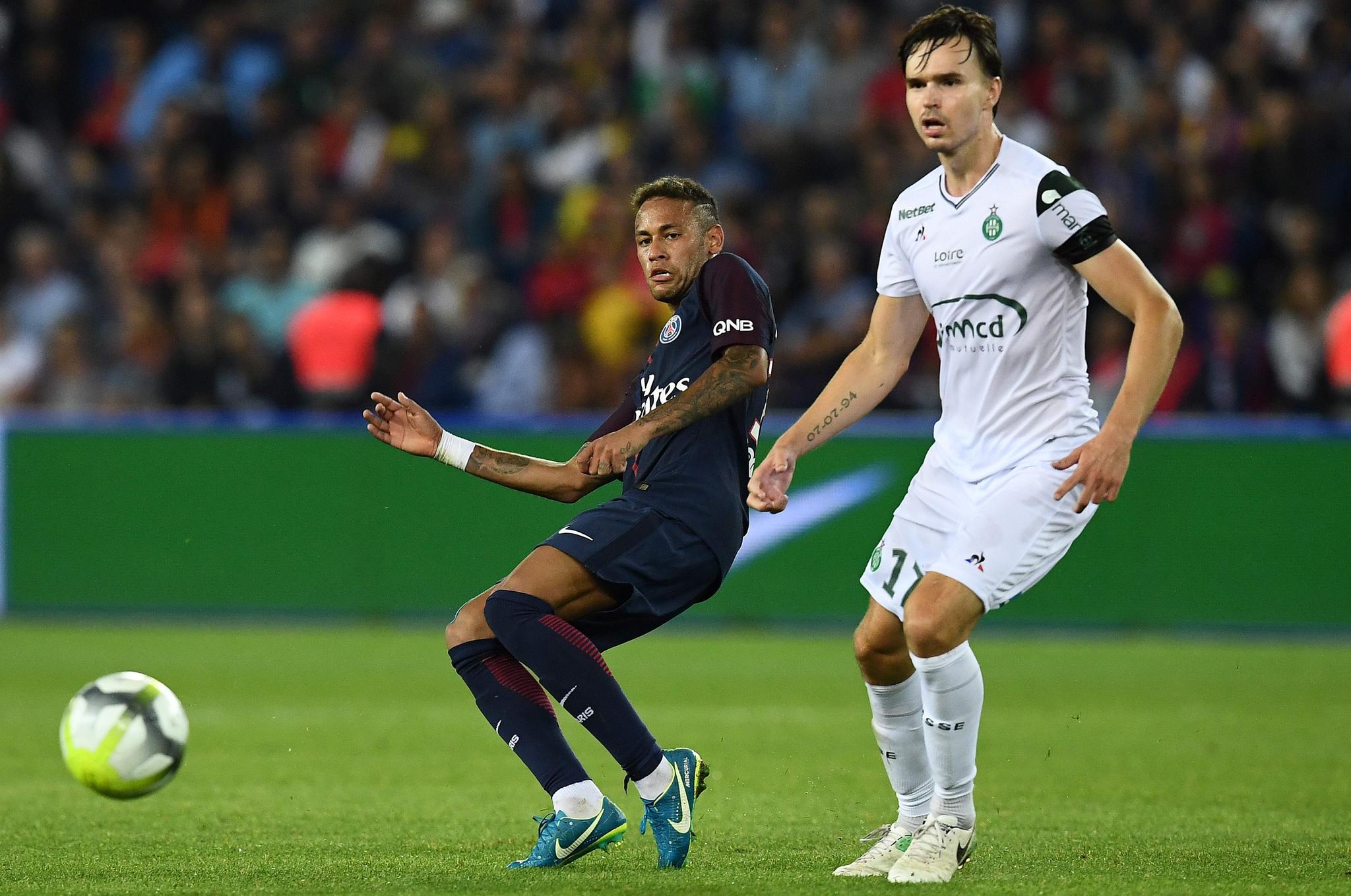 STJERNEMØTE: I Frankrike ble Ole Selnæs en sentral del av St. Etienne. Her fra et møte med PSG og Neymar i 2017. 