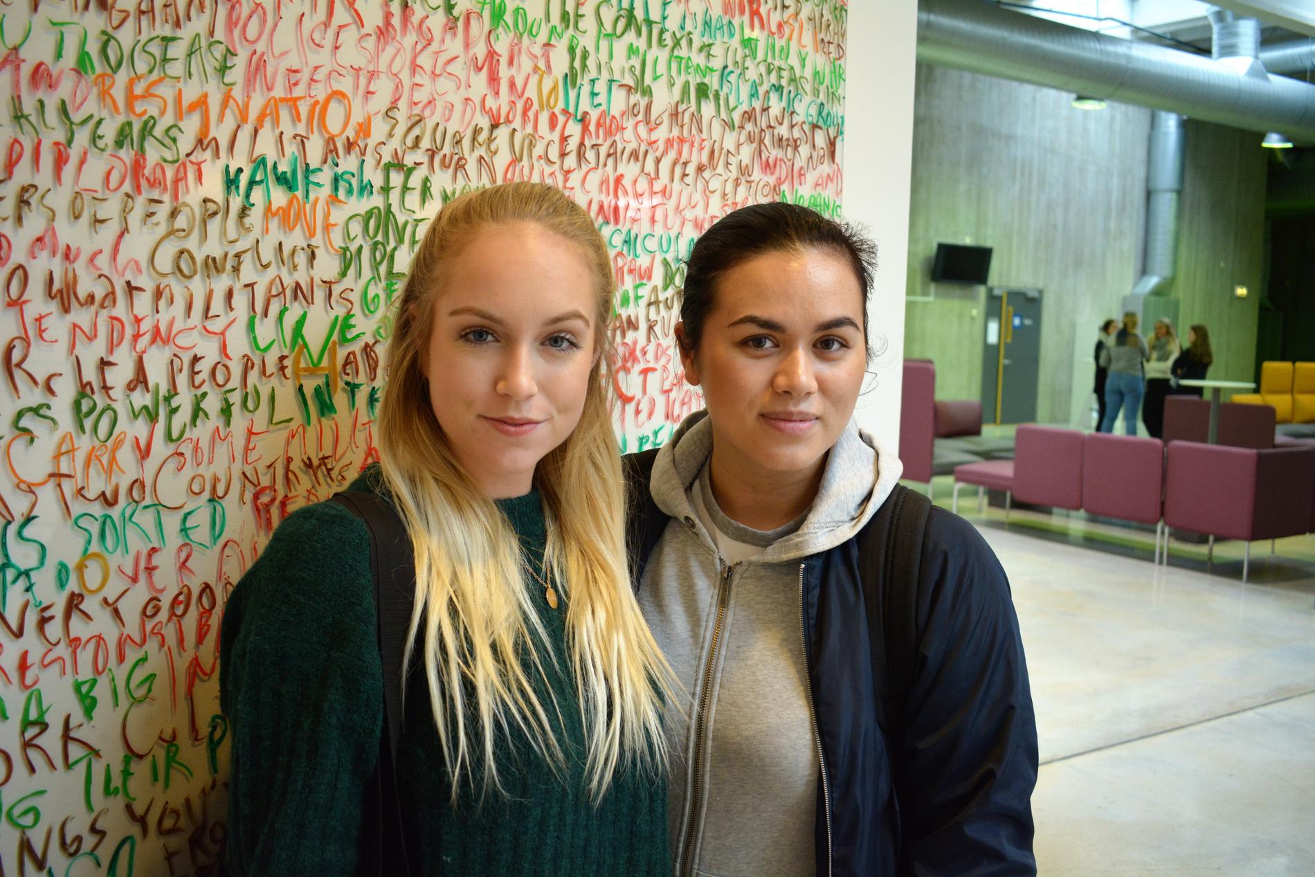 Erika Jewitt (21) og Sandra Ørnholt (21) synes det er dumt at BI skal flytte. – Jeg er glad jeg slipper, sier Jewitt, som er ferdig i 2019.