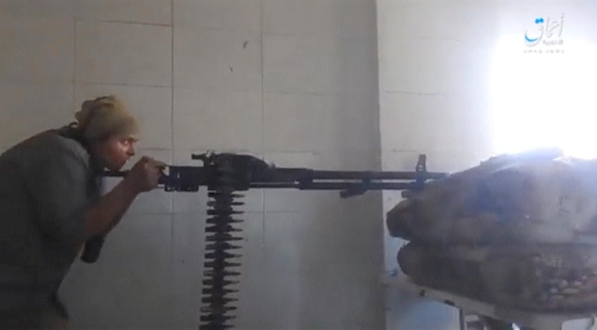 Dette skal ifølge det IS-tilknyttede nyhetsbyrået Amaq være en IS-kriger som avfyrer et våpen i Raqqa. Bildet er hentet fra en video den 15. juli i år.