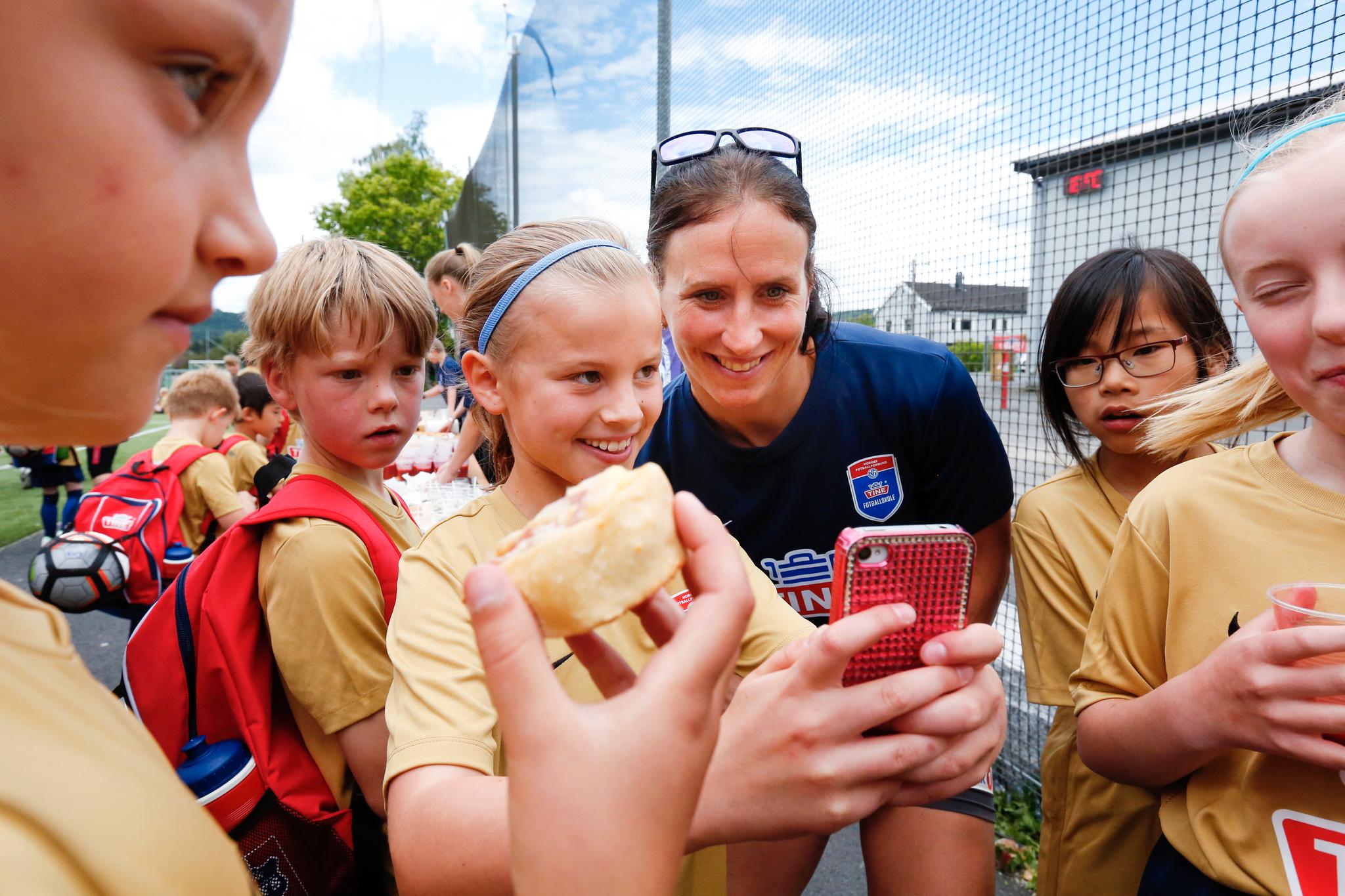 Marit Bjørgen har alltid vært opptatt av å være et forbilde for unge idrettsutøvere. Her stiller hun opp på selfier i forbindelse med en fotballturnering arrangert av en av hennes sponsorer. 