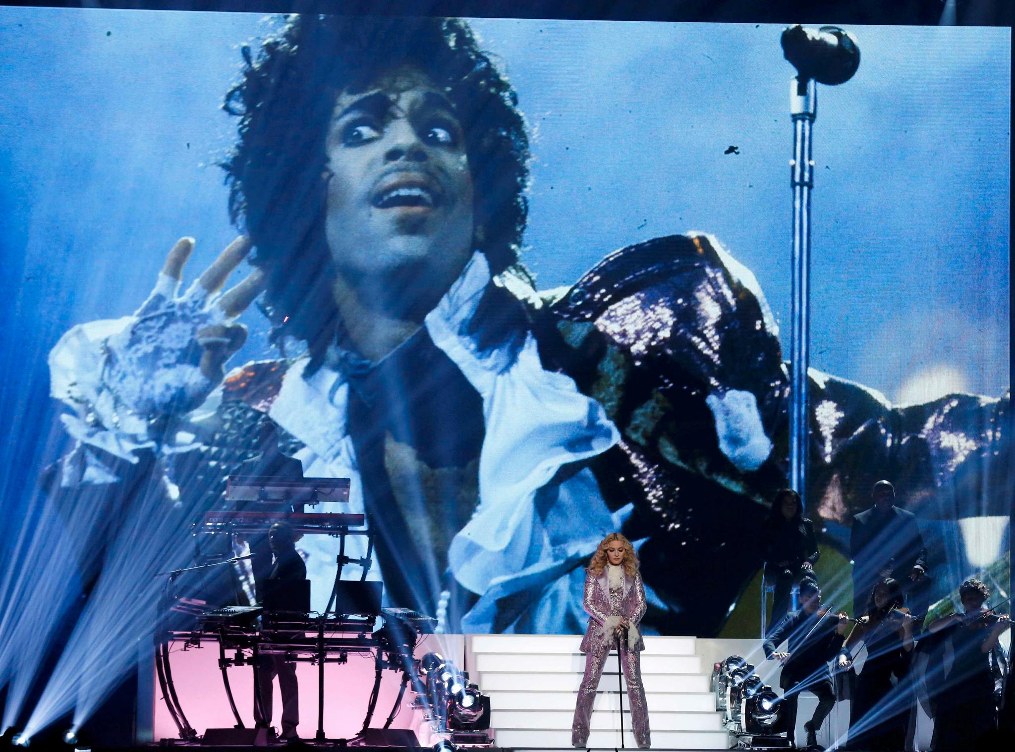 Madonna fremførte "Nothing Compares 2 U" under sin Prince-tribute under 2016 Billboard Awards i Las Vegas 22. mai.